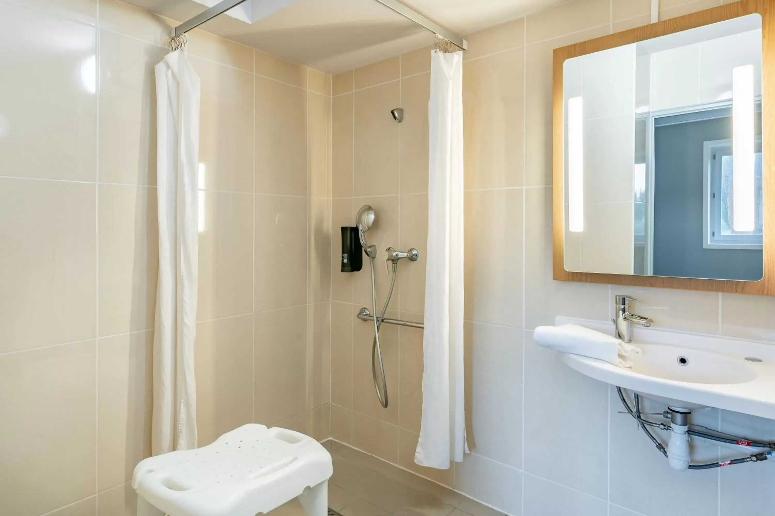 Bathroom in B&B HOTEL Arcachon Gujan-Mestras