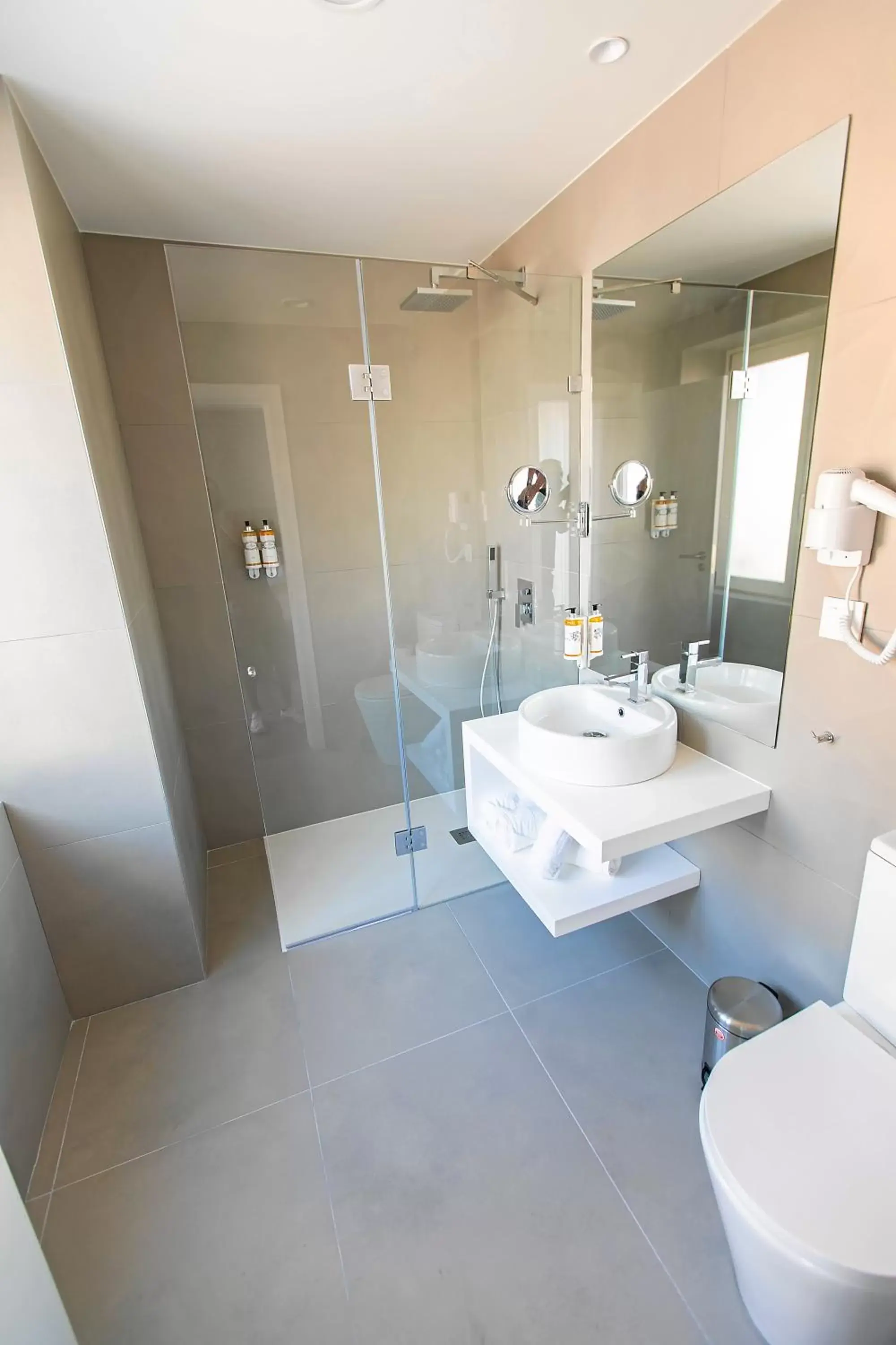 Toilet, Bathroom in Hotel Mondego