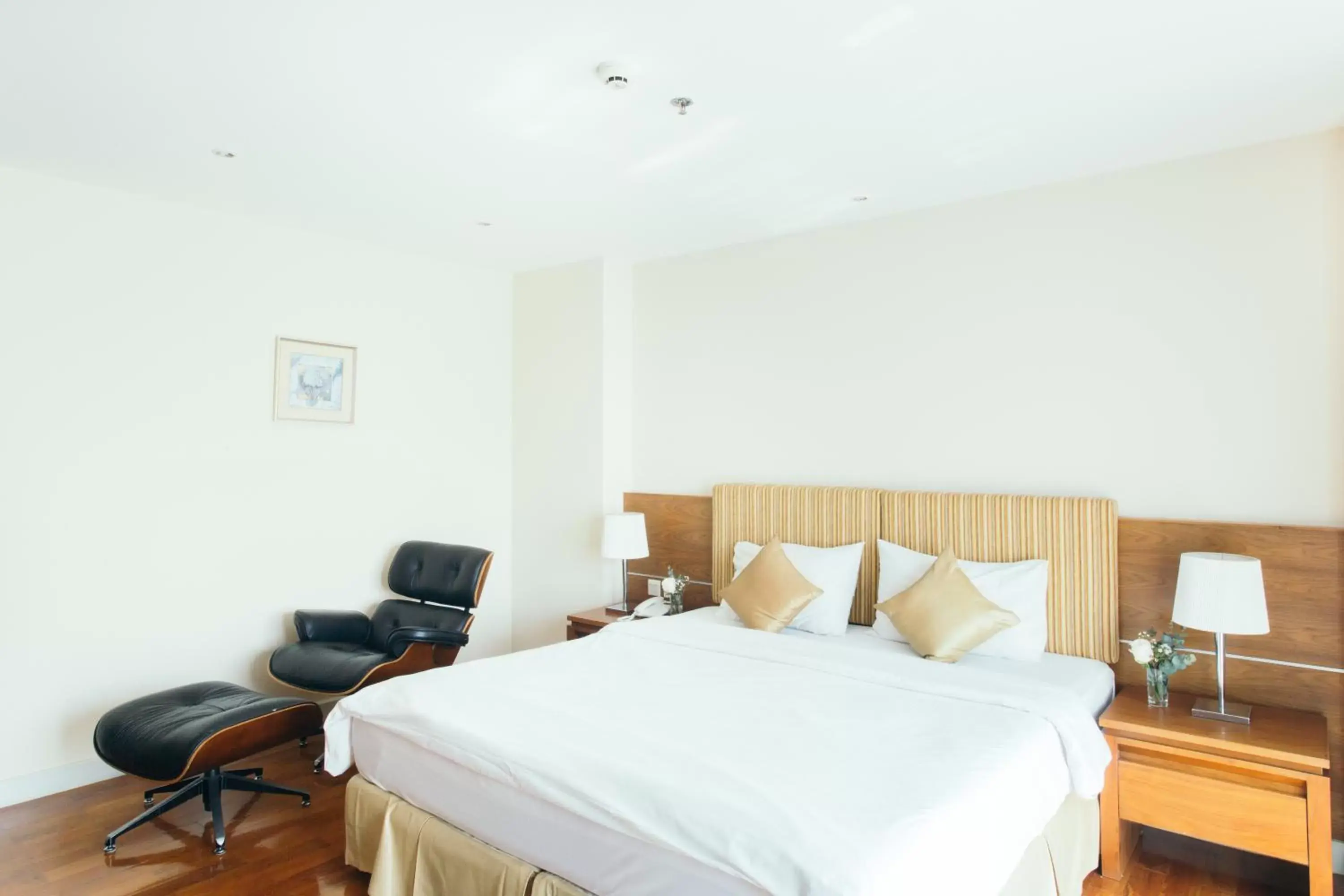 Bedroom in Thomson Residence Hotel