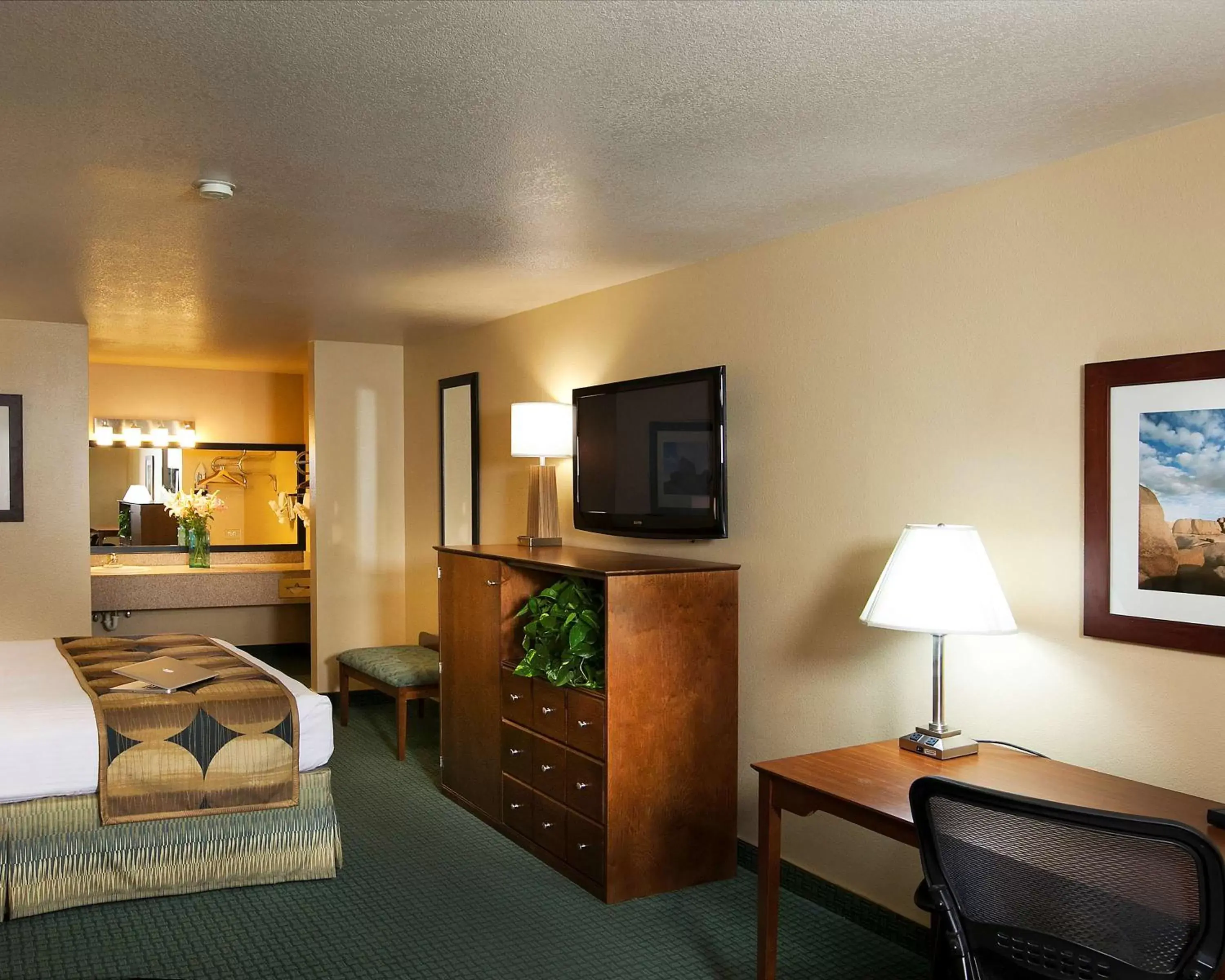Photo of the whole room, TV/Entertainment Center in Sure Stay Plus by Best Western Twentynine Palms Joshua Tree