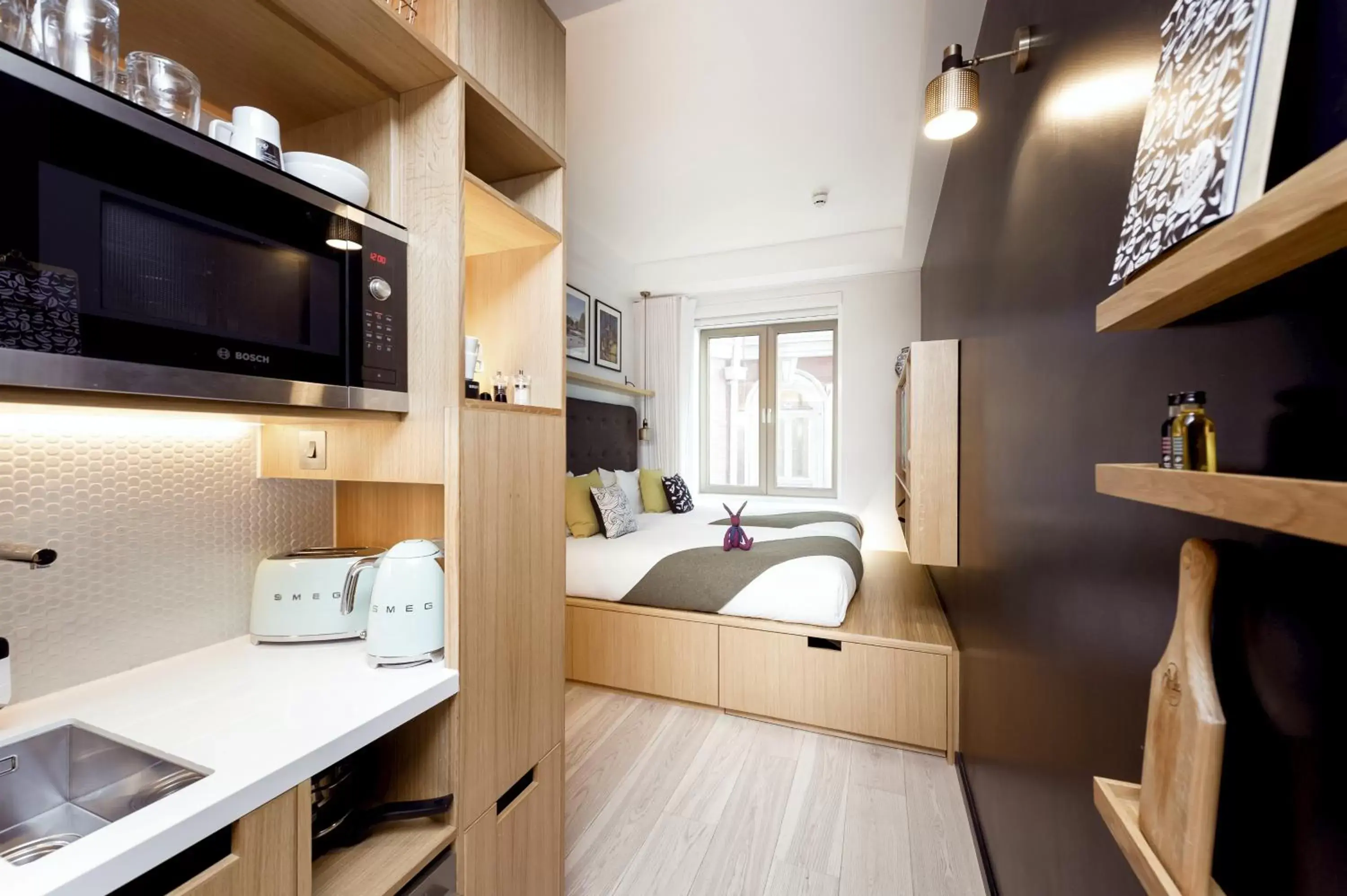 Bed, Kitchen/Kitchenette in Wilde Aparthotels by Staycity Covent Garden