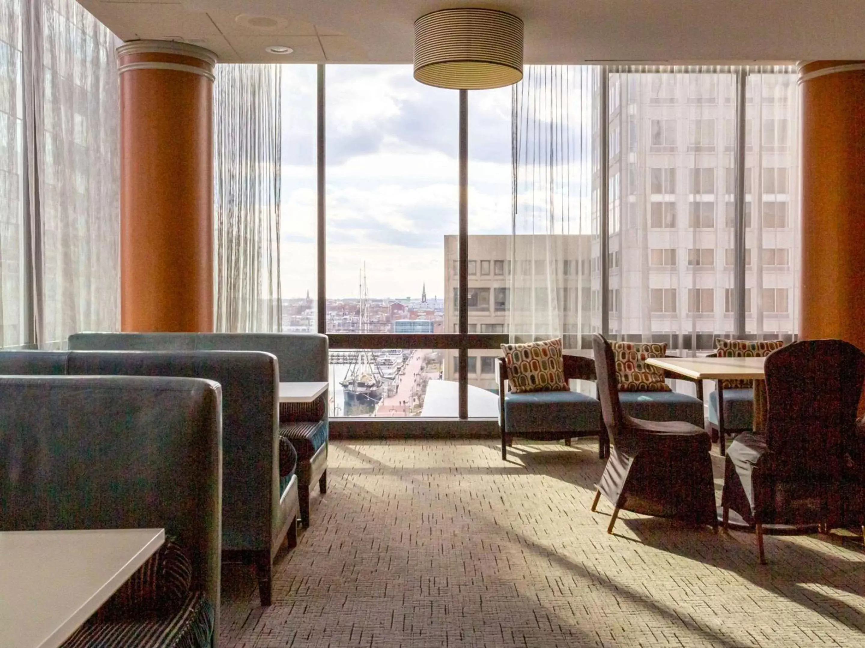 Restaurant/places to eat, Seating Area in Comfort Inn & Suites Baltimore Inner Harbor