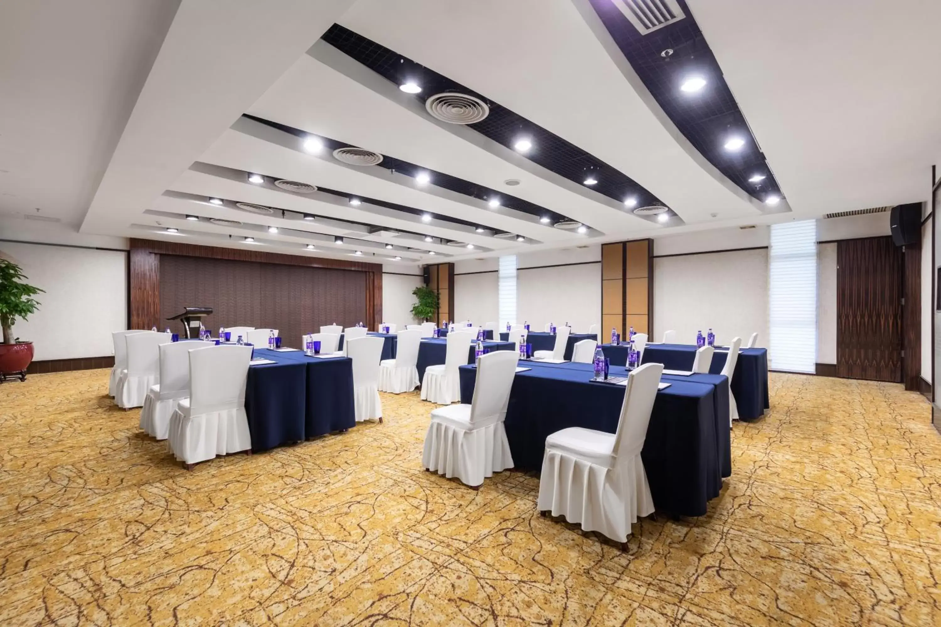 Meeting/conference room, Banquet Facilities in Crowne Plaza Foshan, an IHG Hotel - Exclusive bus stations for HKSAR round-trips