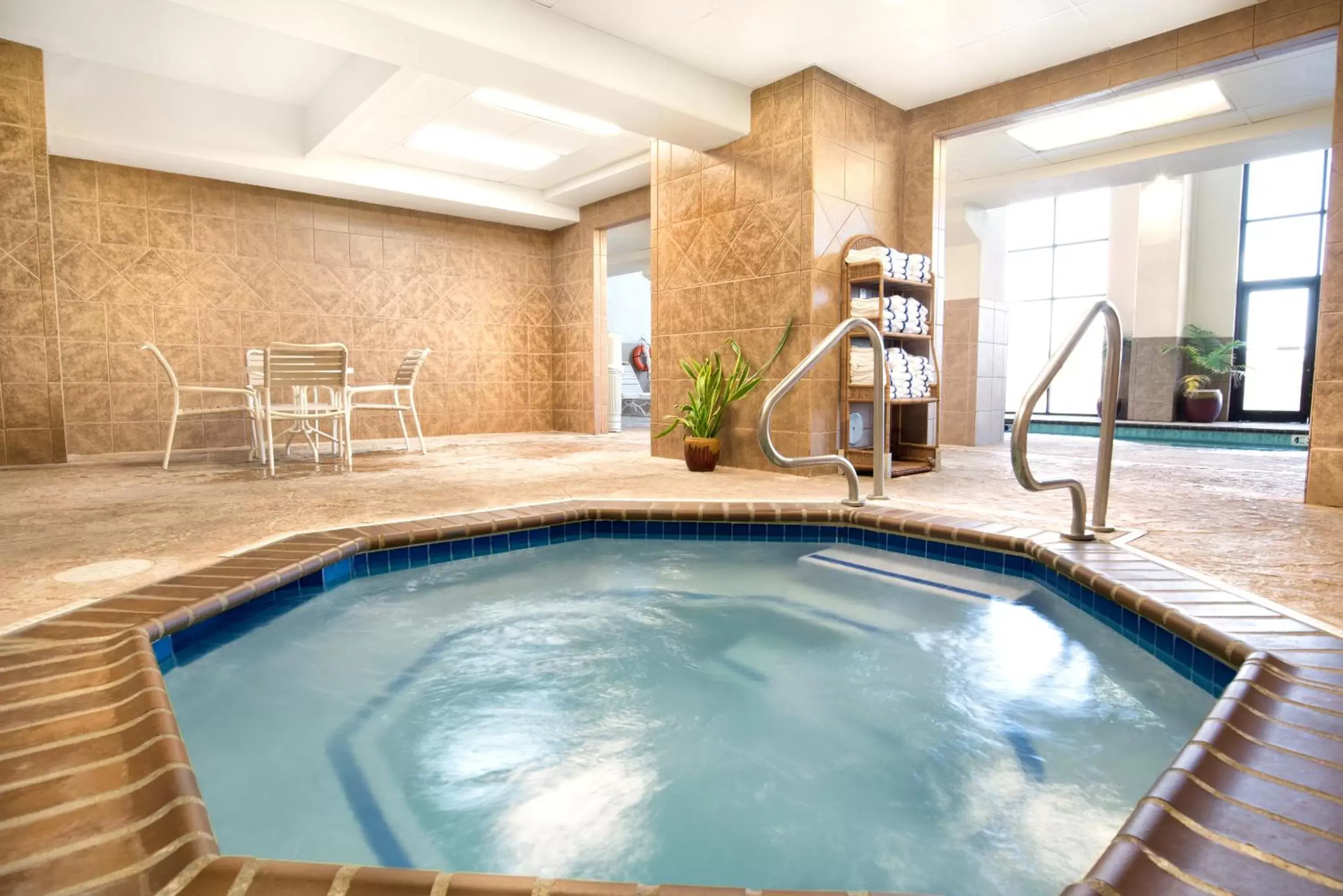 Hot Tub, Swimming Pool in Grand Plaza Hotel Branson