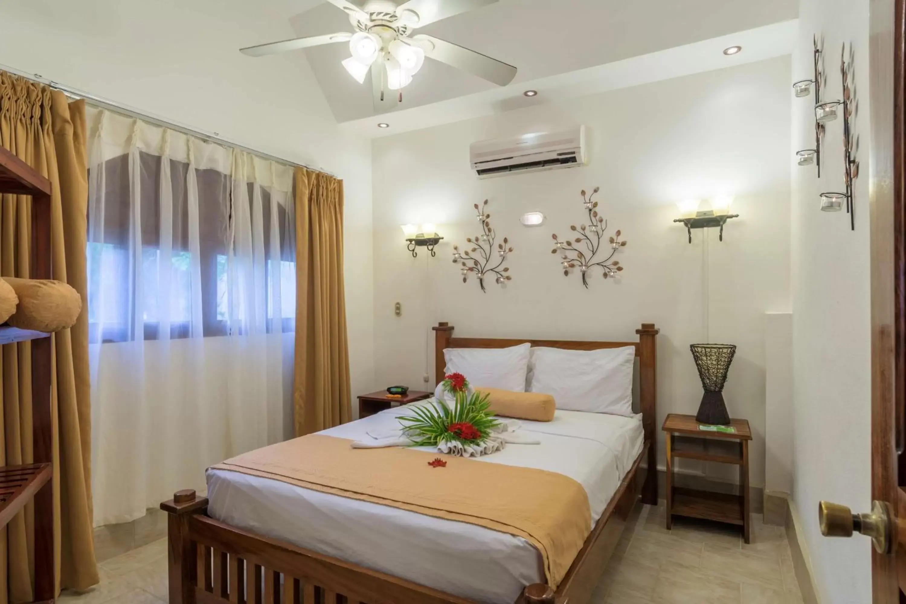Photo of the whole room, Bed in Best Western Tamarindo Vista Villas