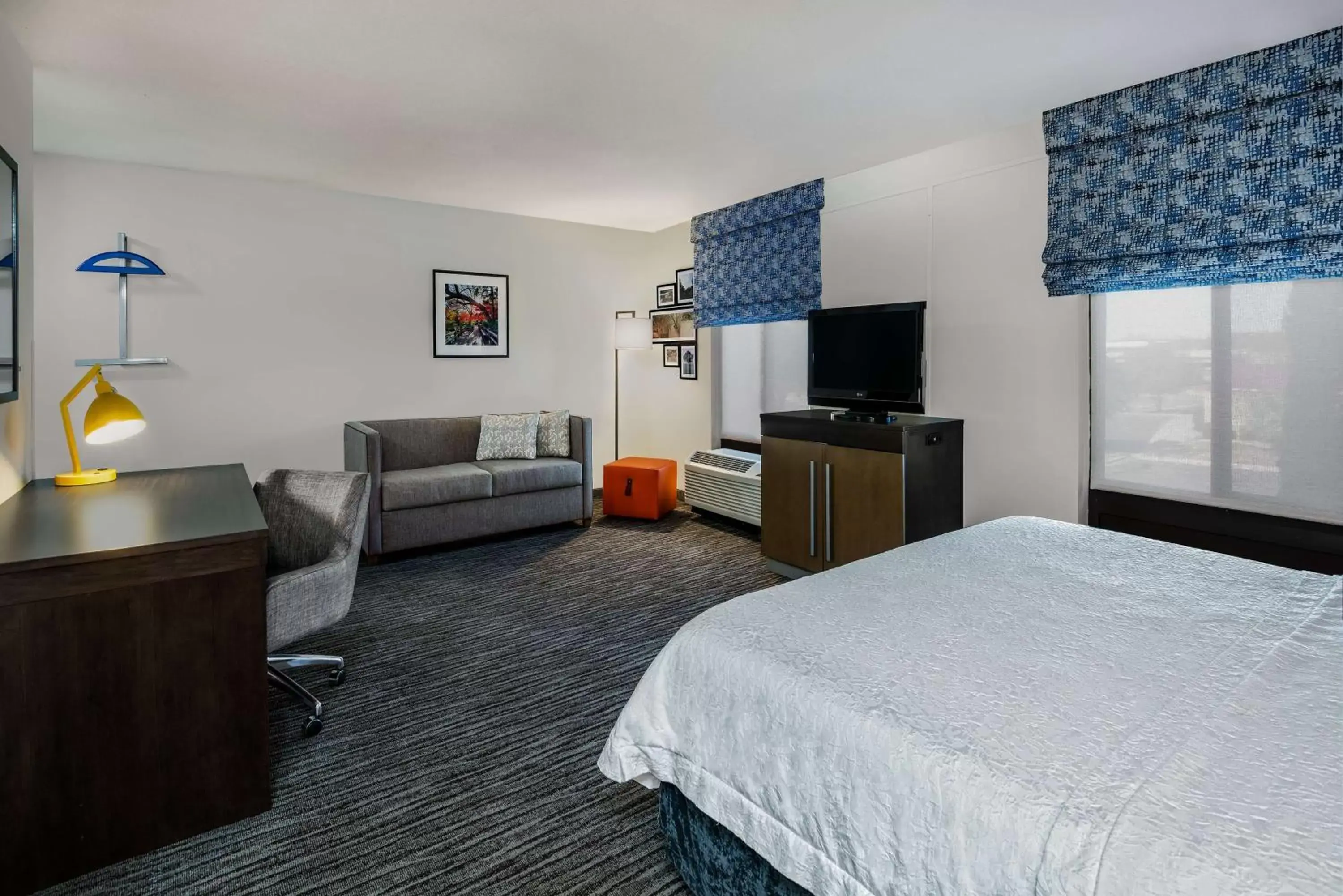 Bedroom, TV/Entertainment Center in Hampton Inn & Suites San Marcos