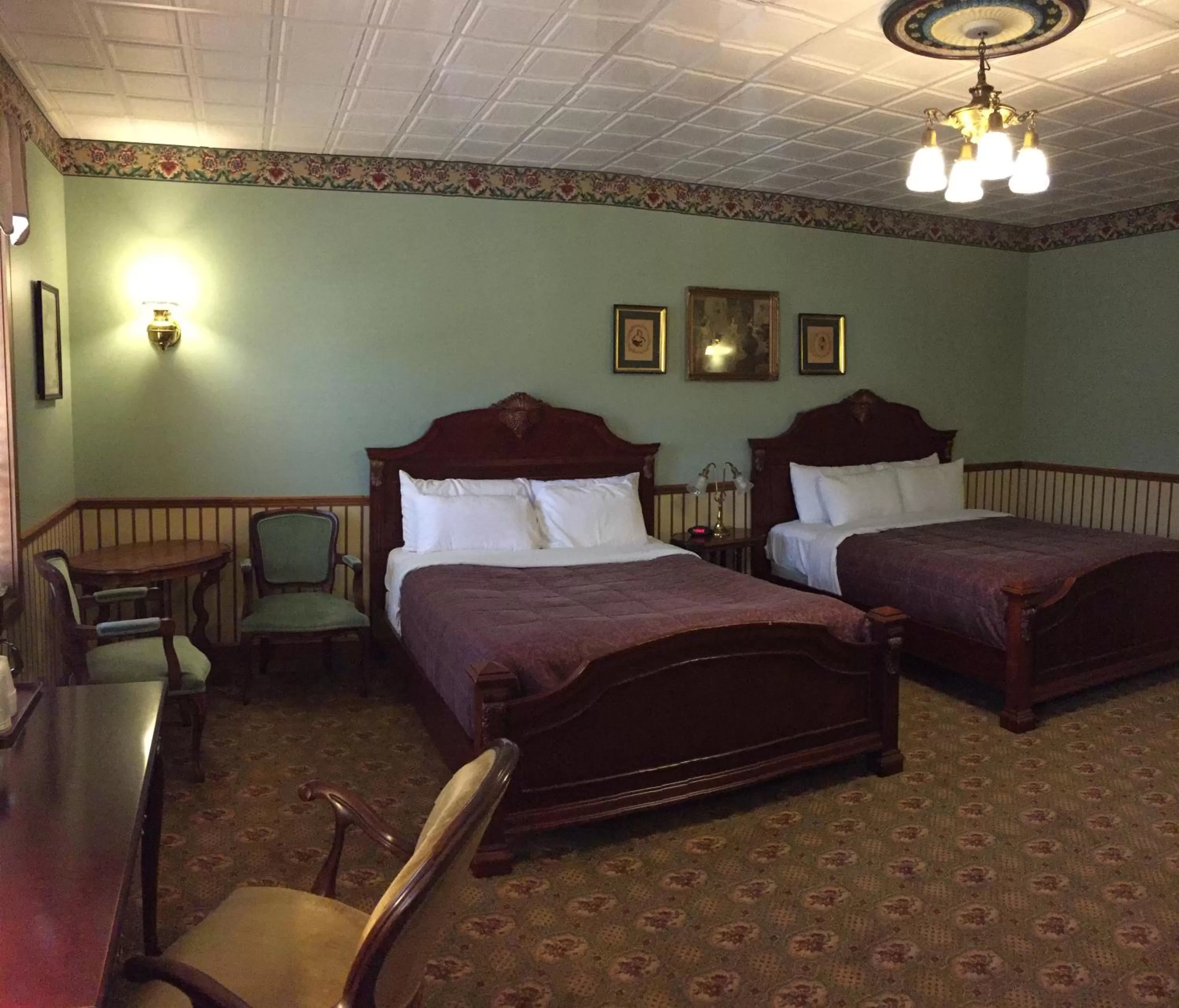 Photo of the whole room in Hotel Millersburg