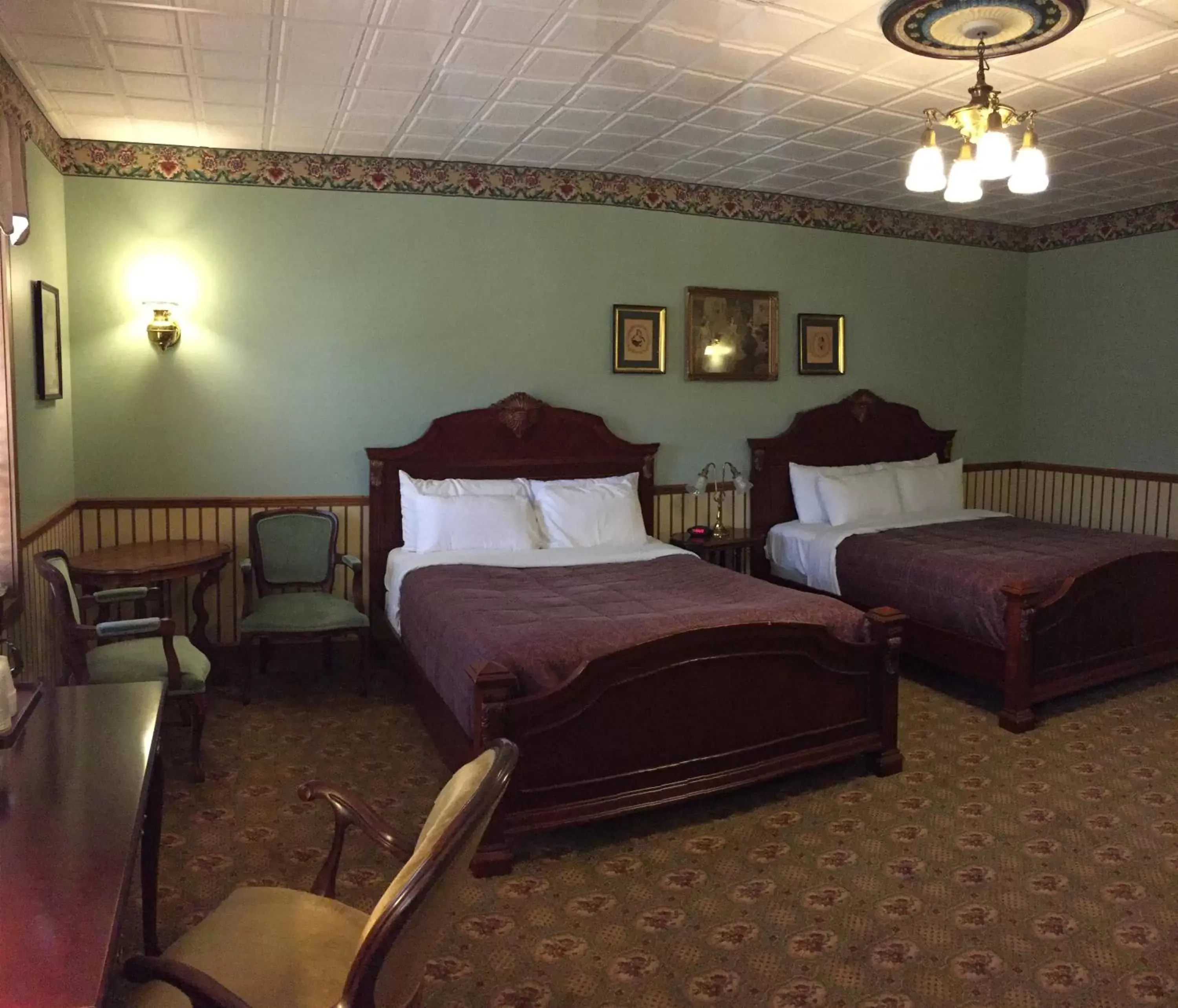 Photo of the whole room, Bed in Hotel Millersburg