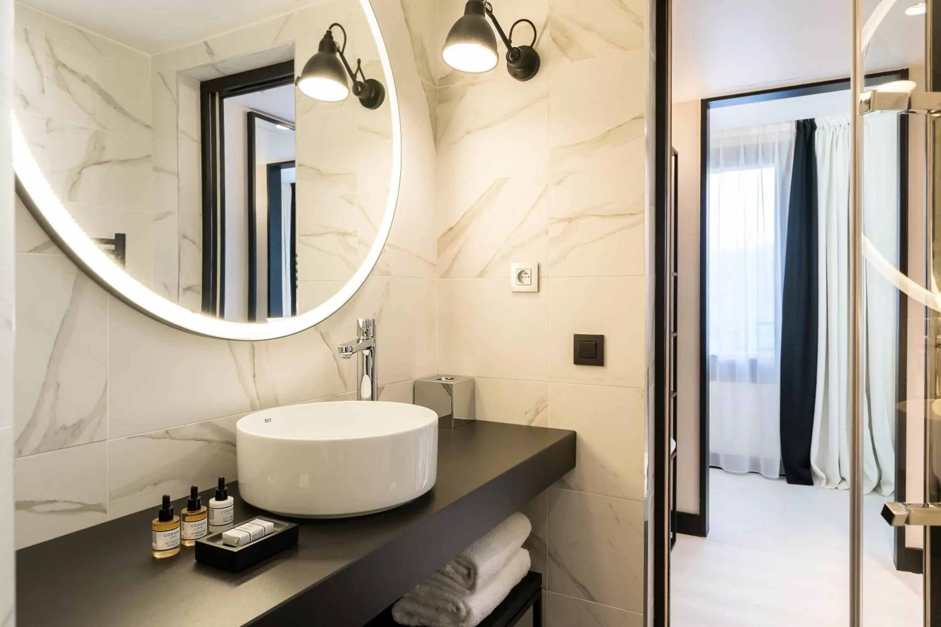 Bathroom in Laz' Hotel Spa Urbain Paris