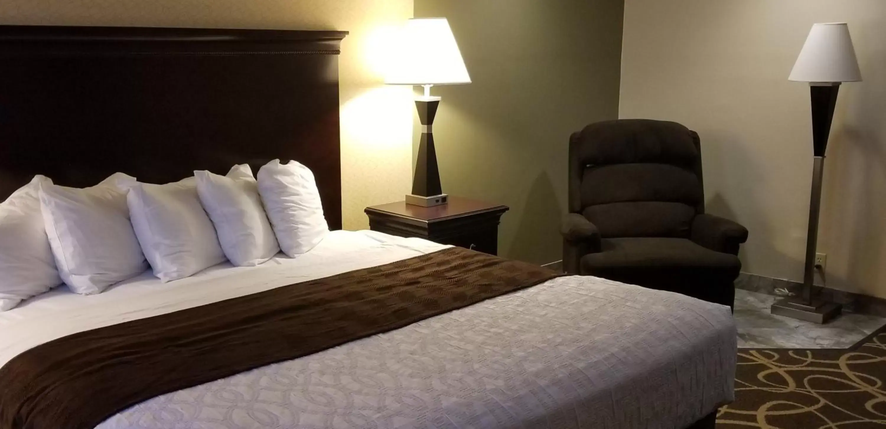 Bed in Best Western Plus Eau Claire Conference Center