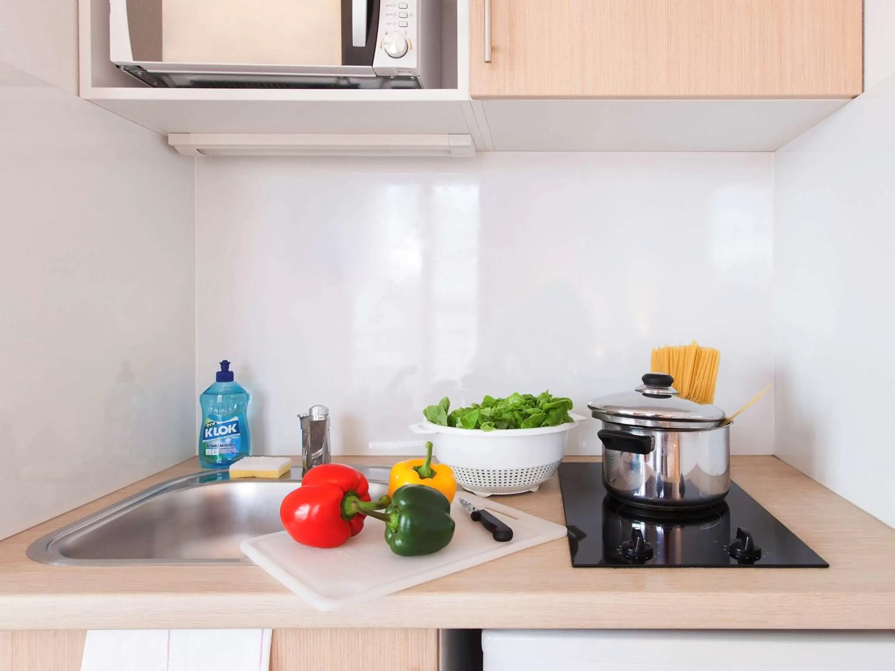 Photo of the whole room, Kitchen/Kitchenette in Aparthotel Adagio Access Saint Louis Bâle