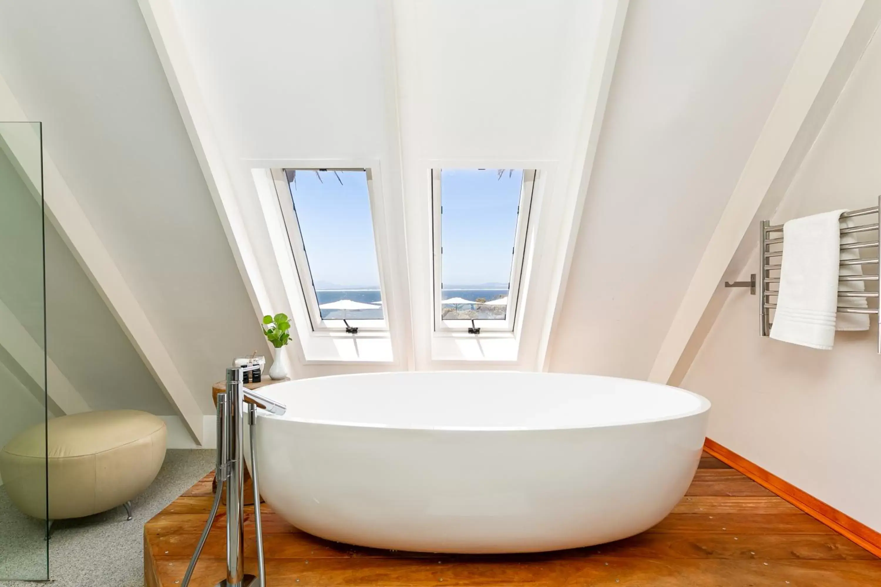 Bath, Bathroom in Harbour House Hotel