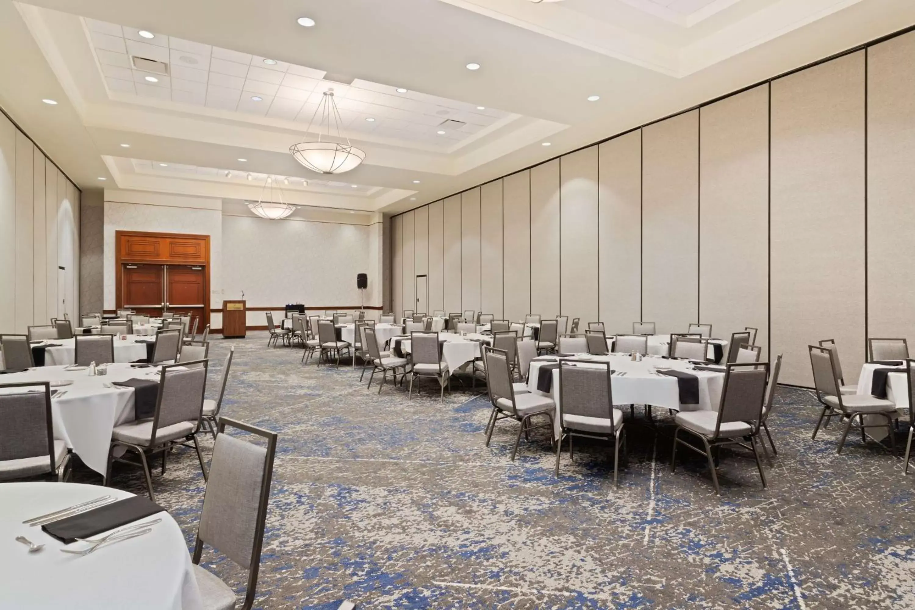 Meeting/conference room, Restaurant/Places to Eat in Embassy Suites by Hilton Tampa USF Near Busch Gardens