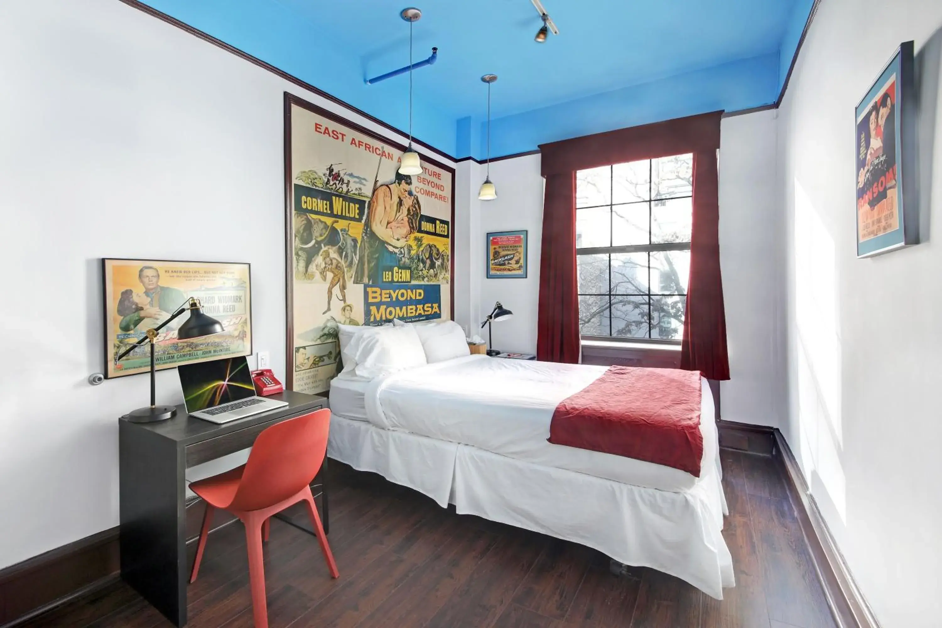 Bed in Chelsea Pines Inn