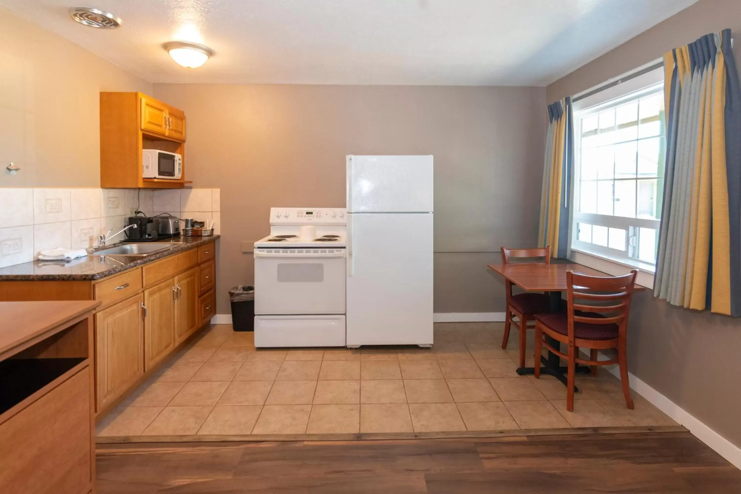 Kitchen/Kitchenette in Nordic Inn and Suites