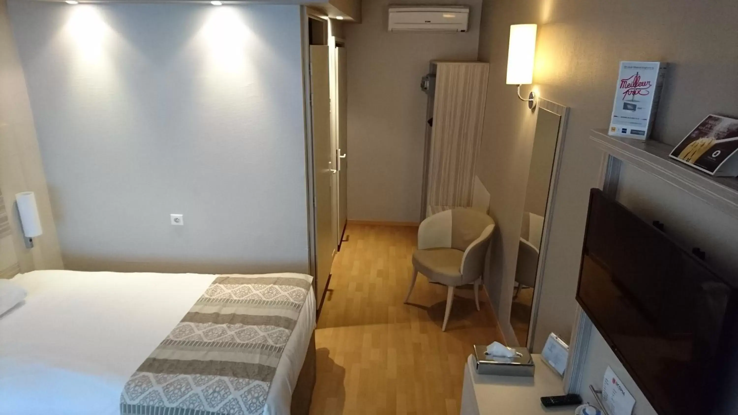 TV and multimedia, Bed in Kyria Toulouse Sud - Roques