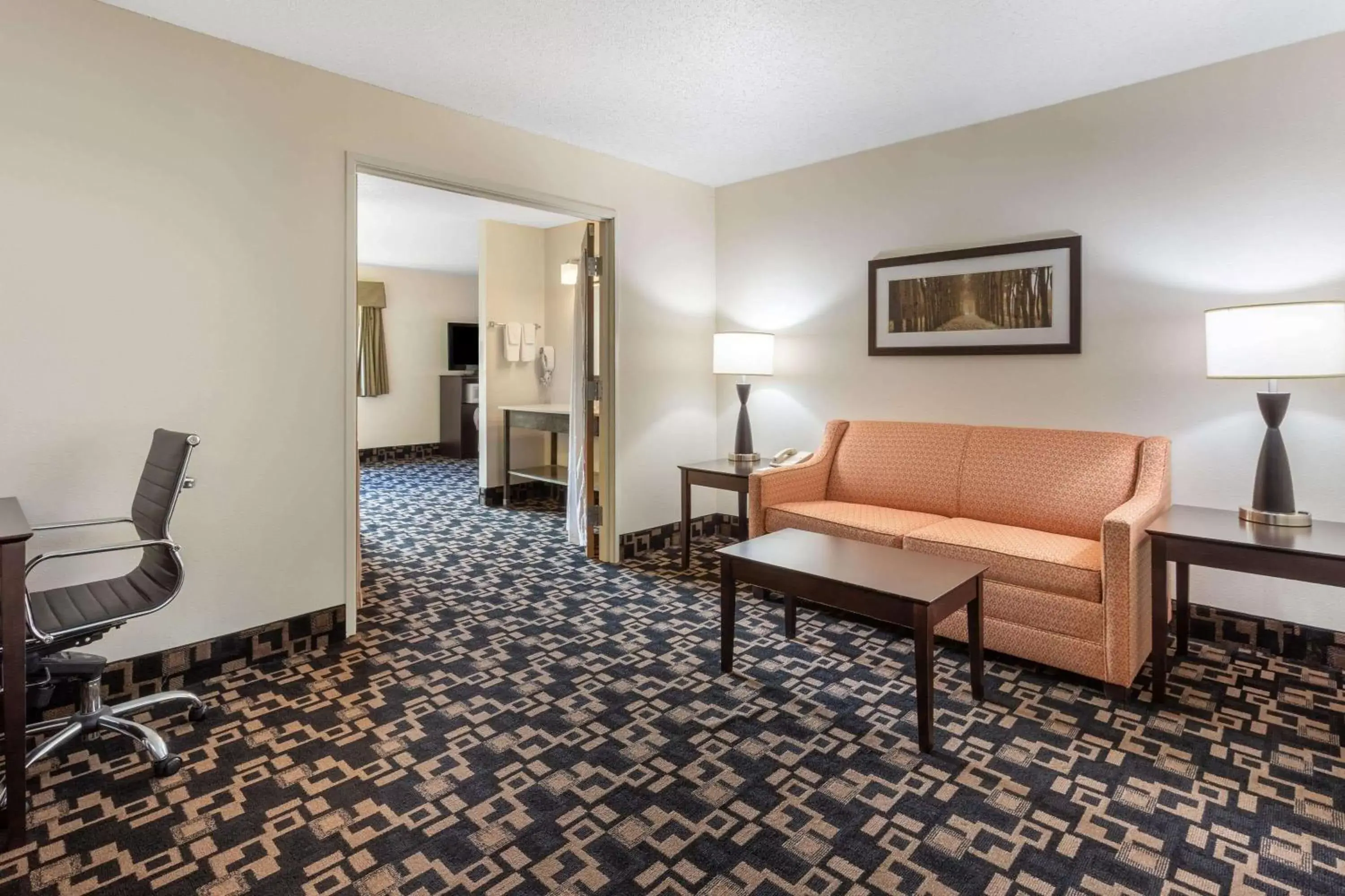 Photo of the whole room, Seating Area in AmericInn by Wyndham Wausau