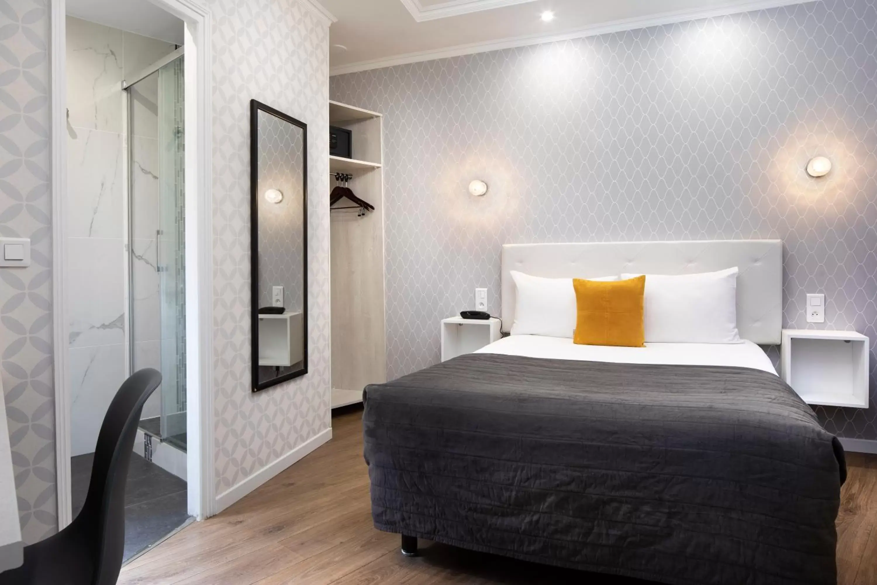 Bedroom, Bed in Hôtel de Genève