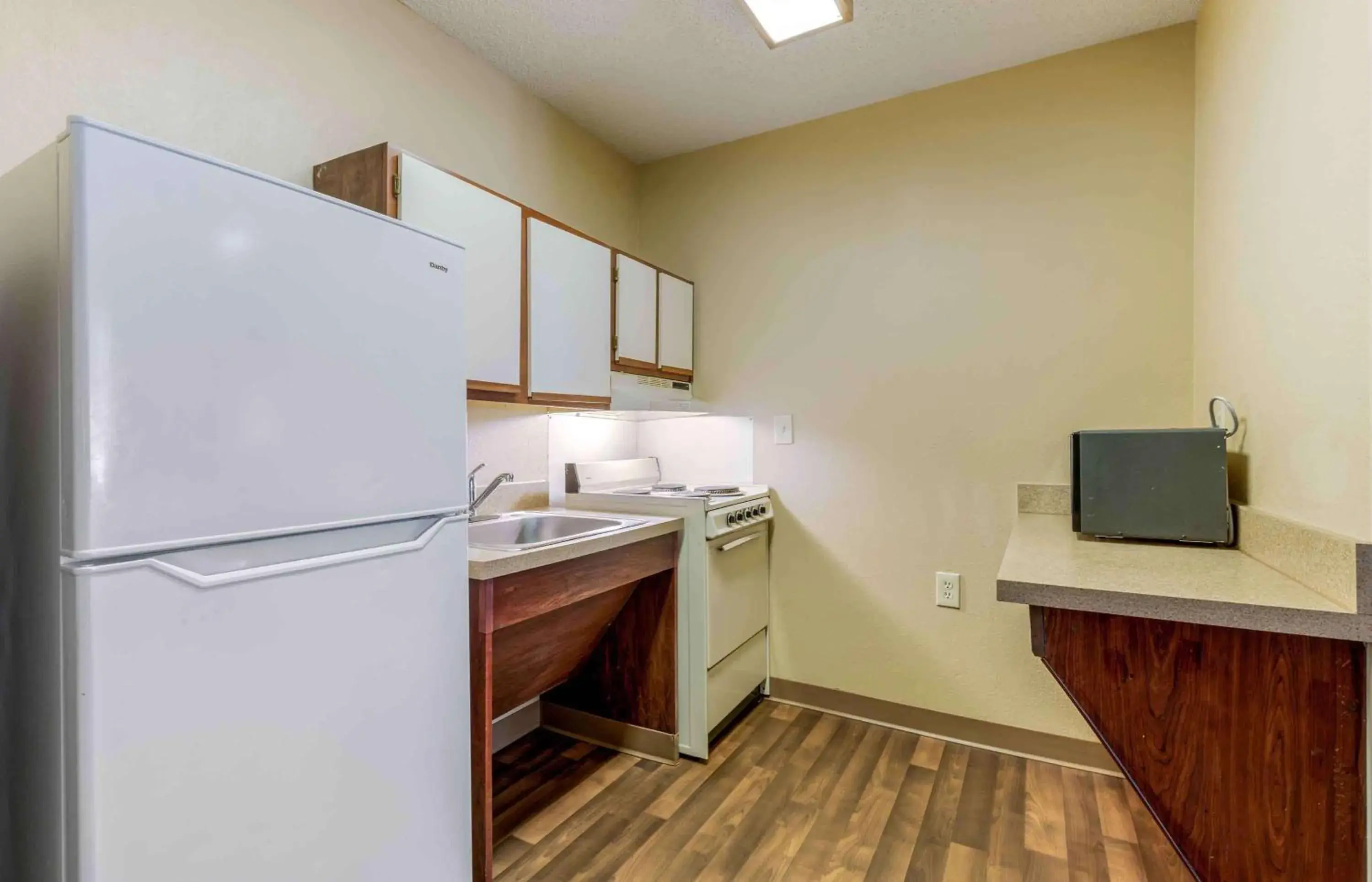 Bedroom, Kitchen/Kitchenette in Extended Stay America Suites - Tulsa - Midtown