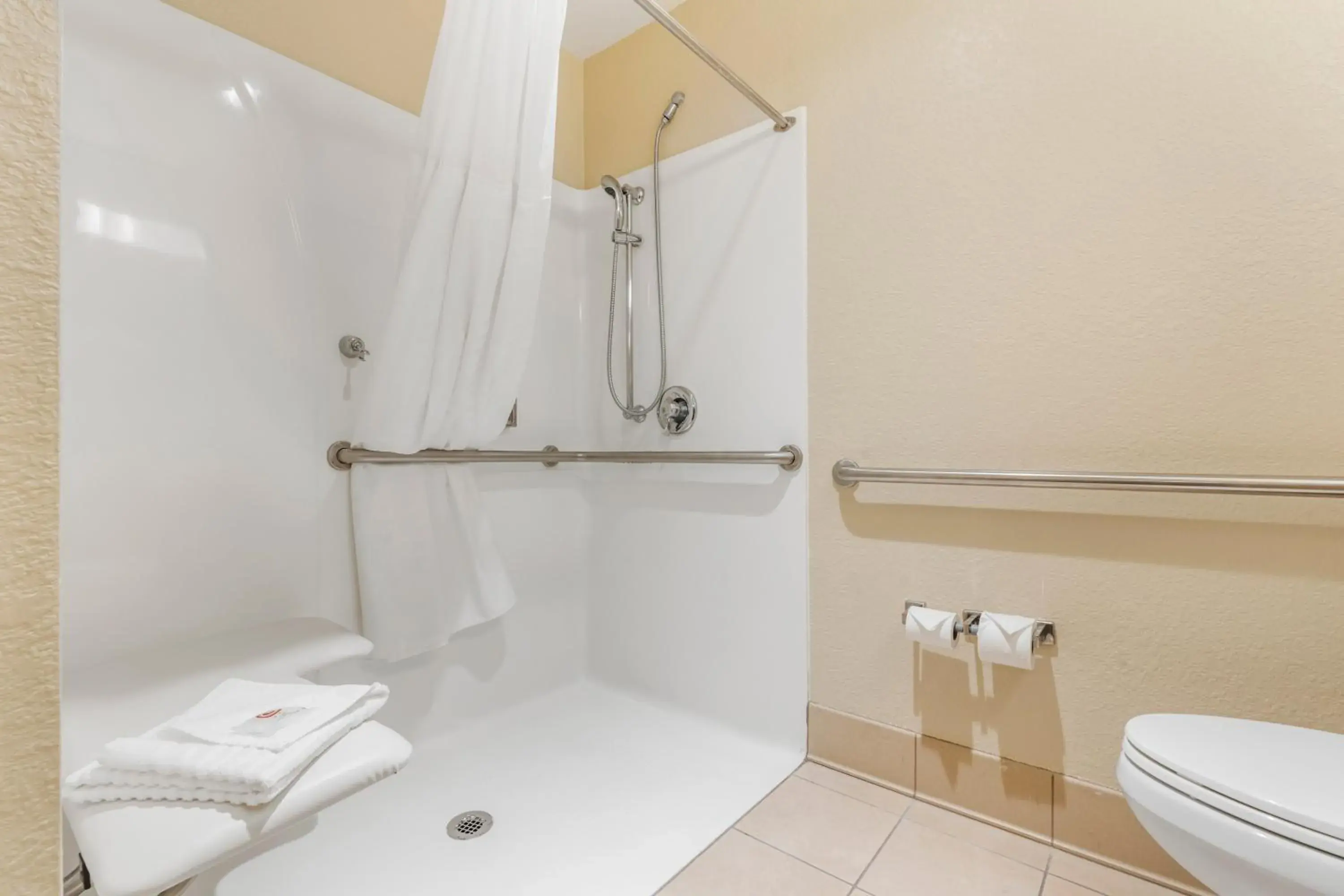 acessibility, Bathroom in Comfort Inn Arcata