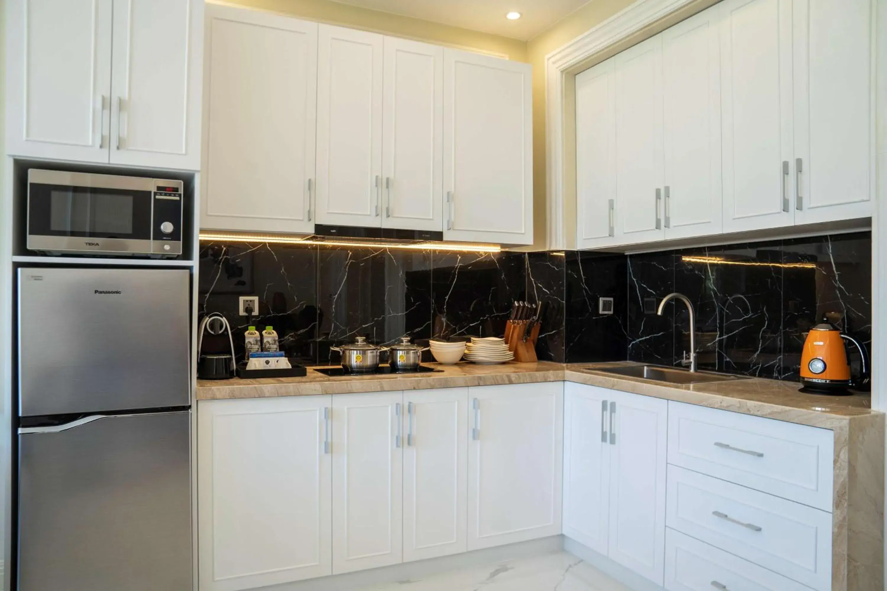 Photo of the whole room, Kitchen/Kitchenette in Radisson Blu Resort Phu Quoc