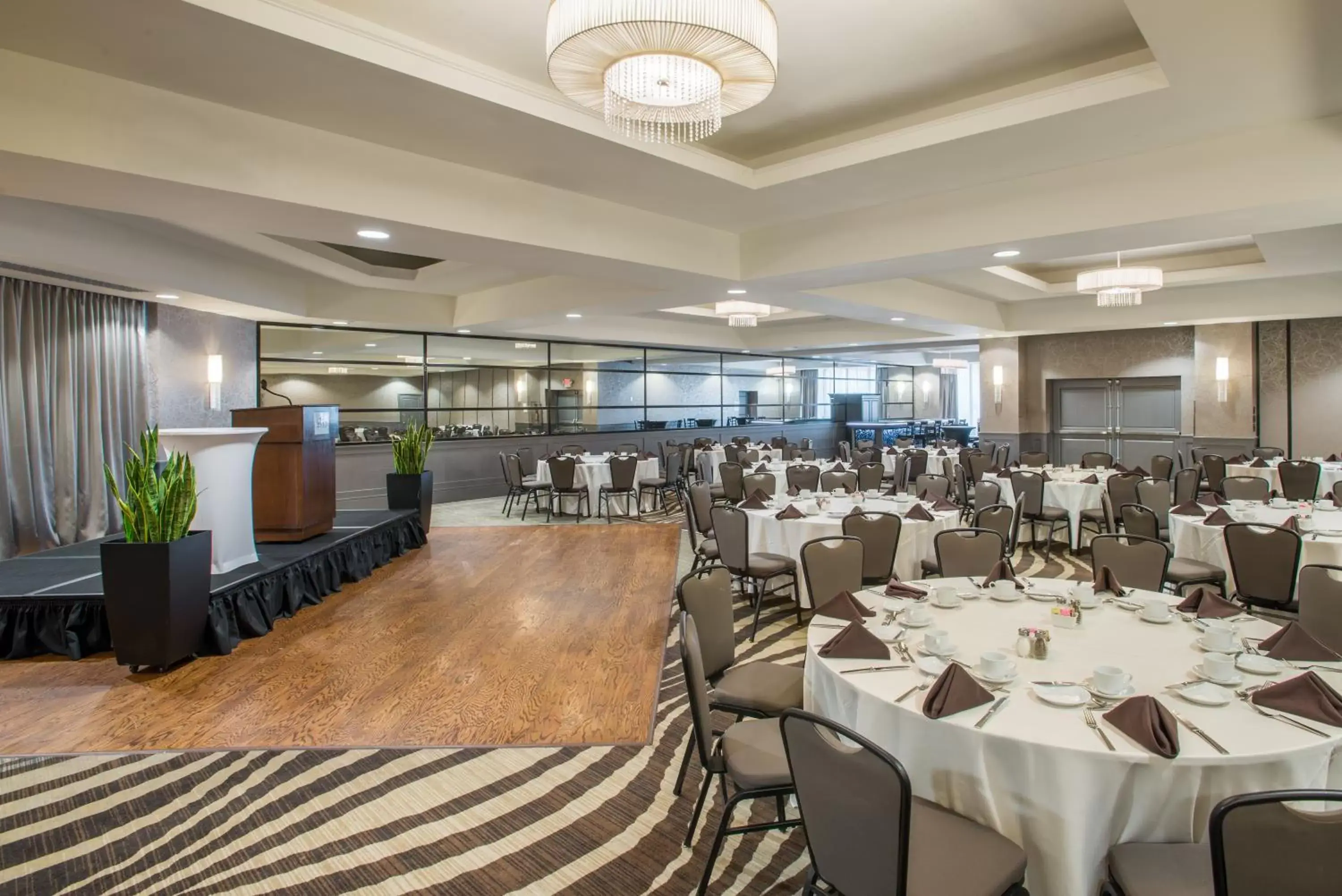 Meeting/conference room, Restaurant/Places to Eat in Crowne Plaza Suffern-Mahwah, an IHG Hotel