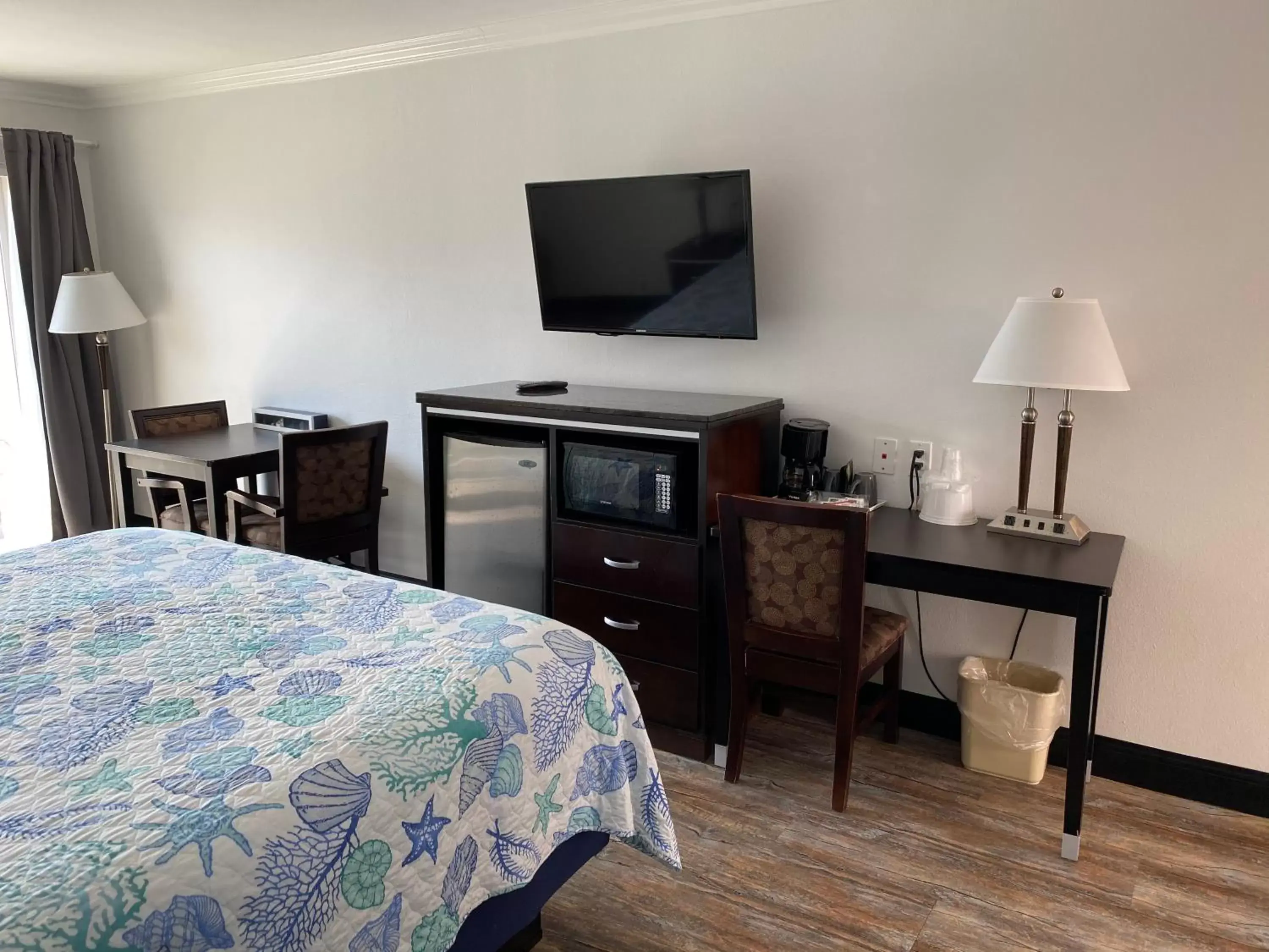 Seating area, TV/Entertainment Center in Ocean Surf Inn & Suites