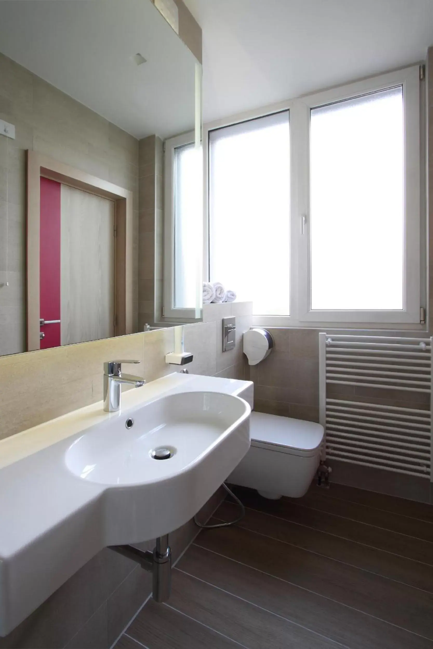 Shower, Bathroom in Hotel Cosmopolit