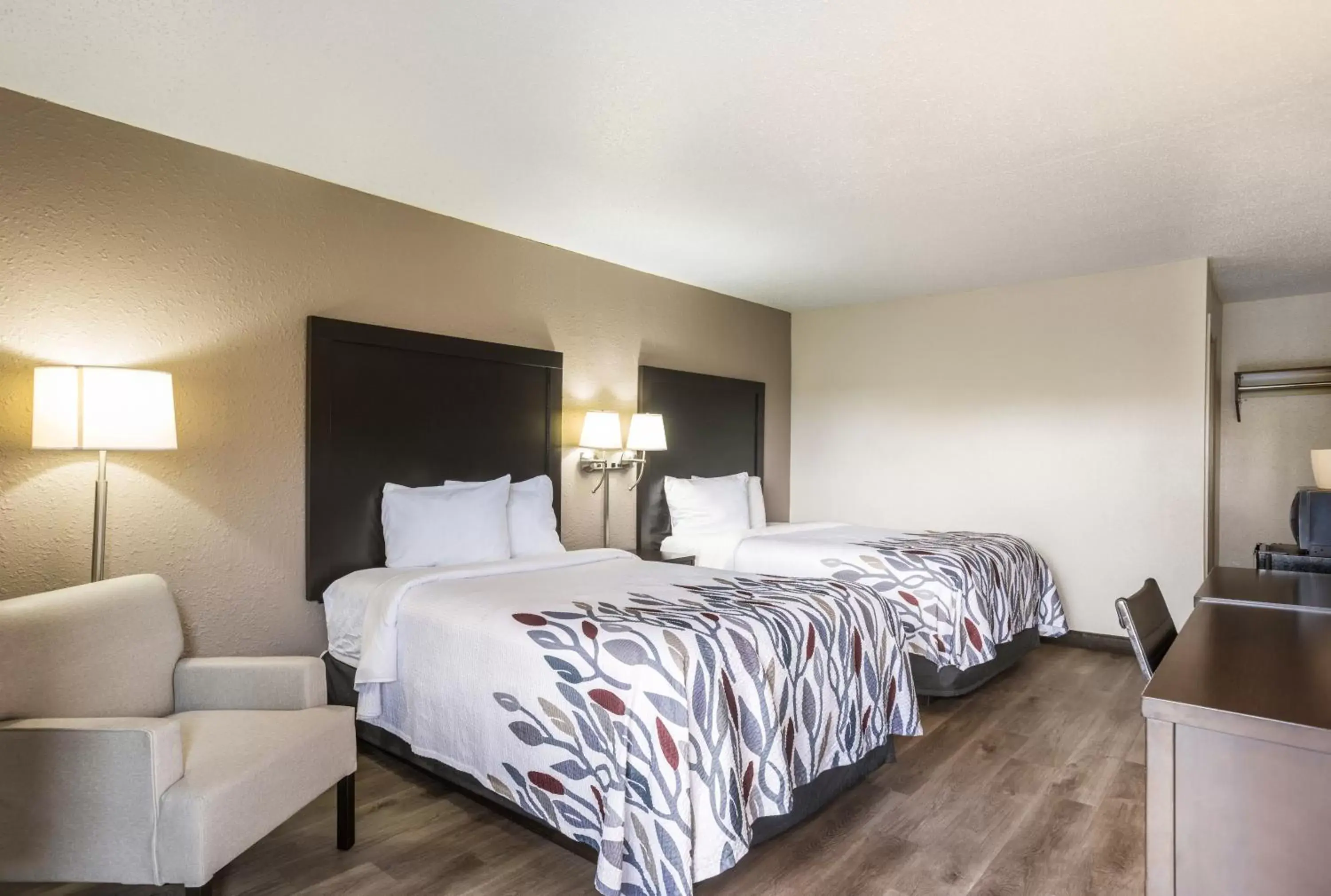 Bedroom, Bed in Red Roof Inn Savannah – Southside/Midtown