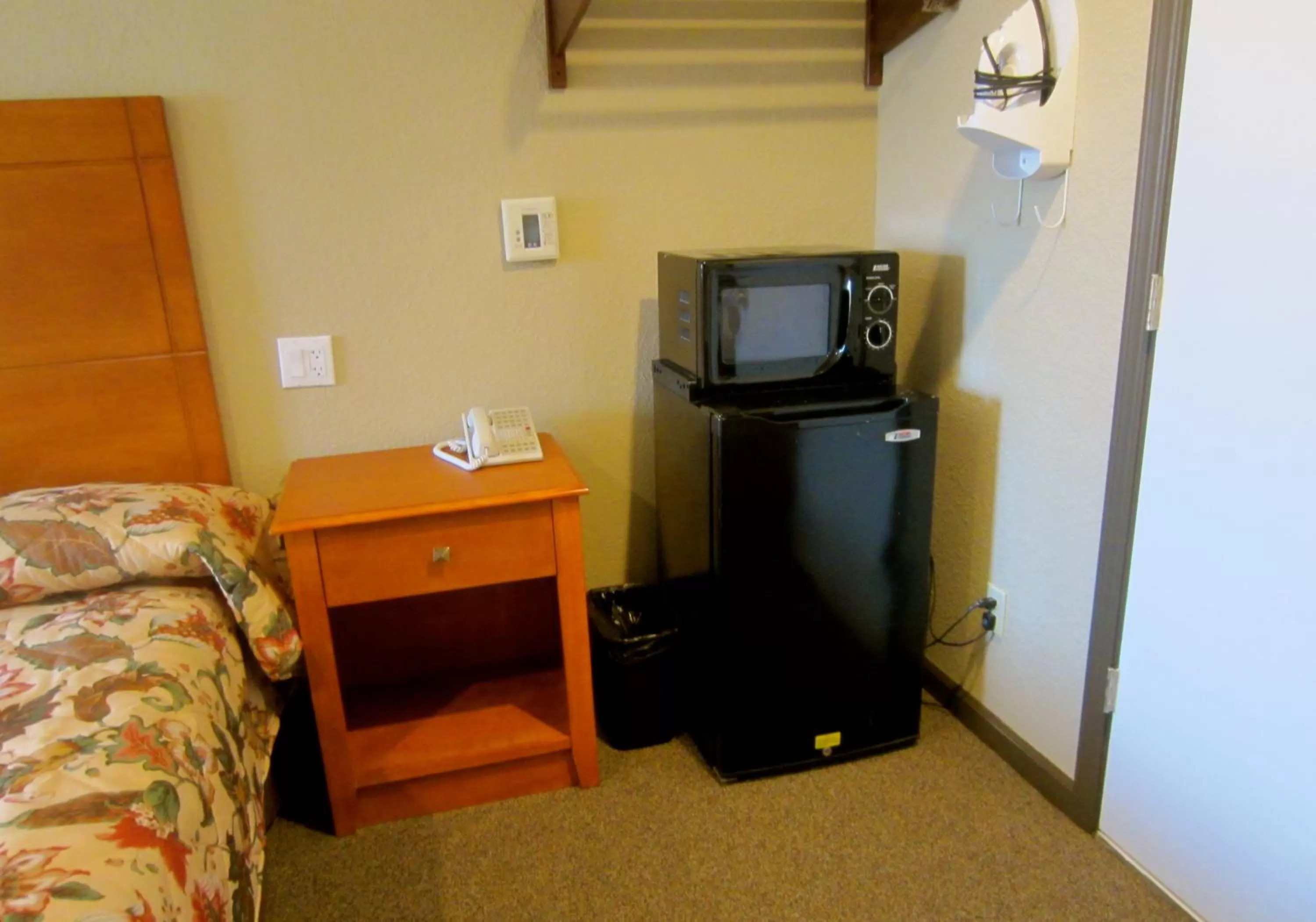 Coffee/tea facilities in Deluxe Inn Redwood City
