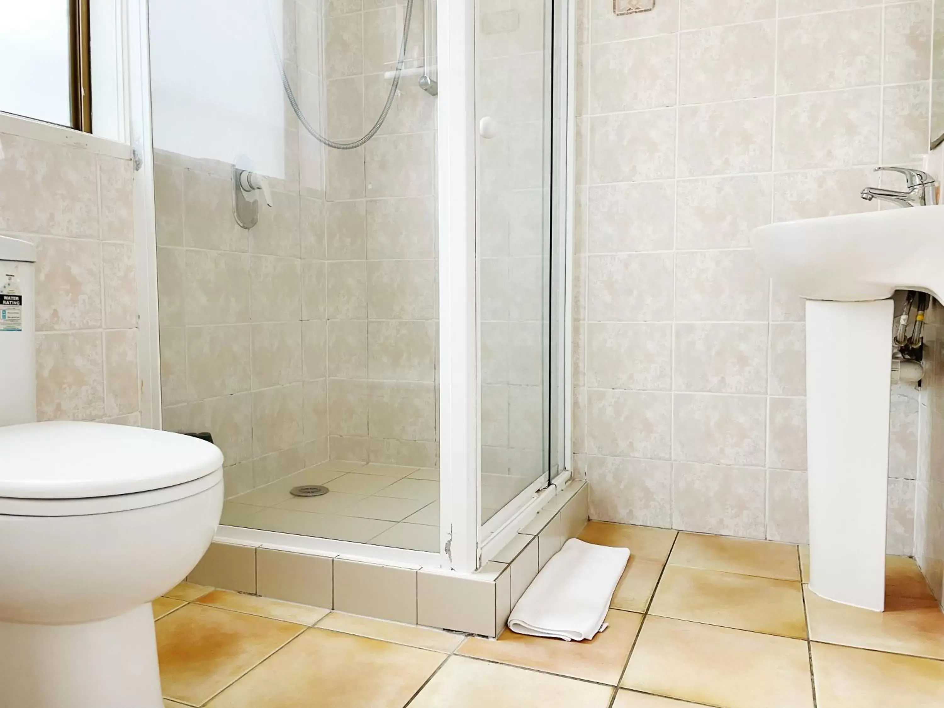 Shower, Bathroom in Pupuke Manor Motel