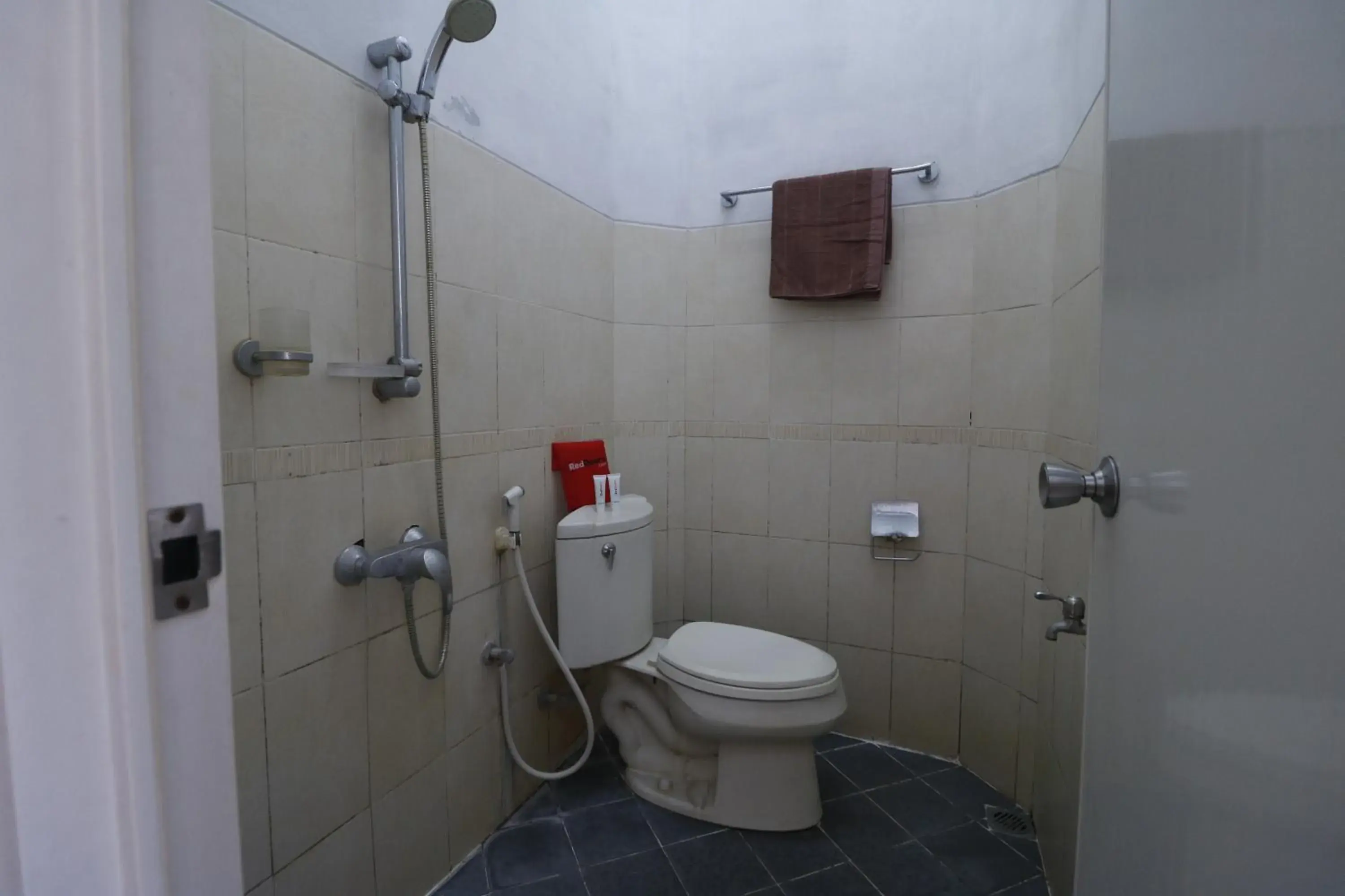 Bathroom in RedDoorz Plus near Undip Tembalang
