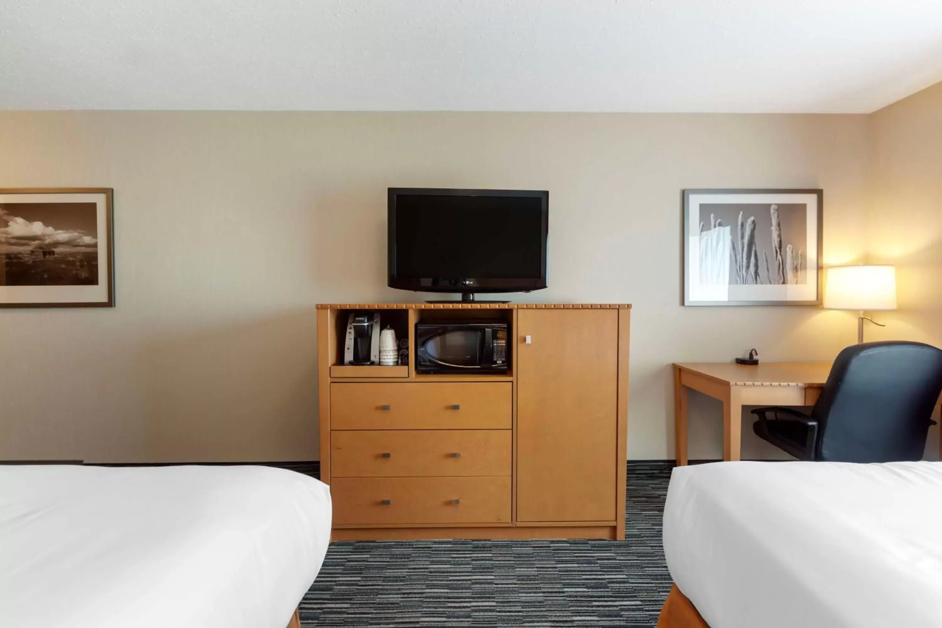 Bedroom, TV/Entertainment Center in Best Western Grande Prairie