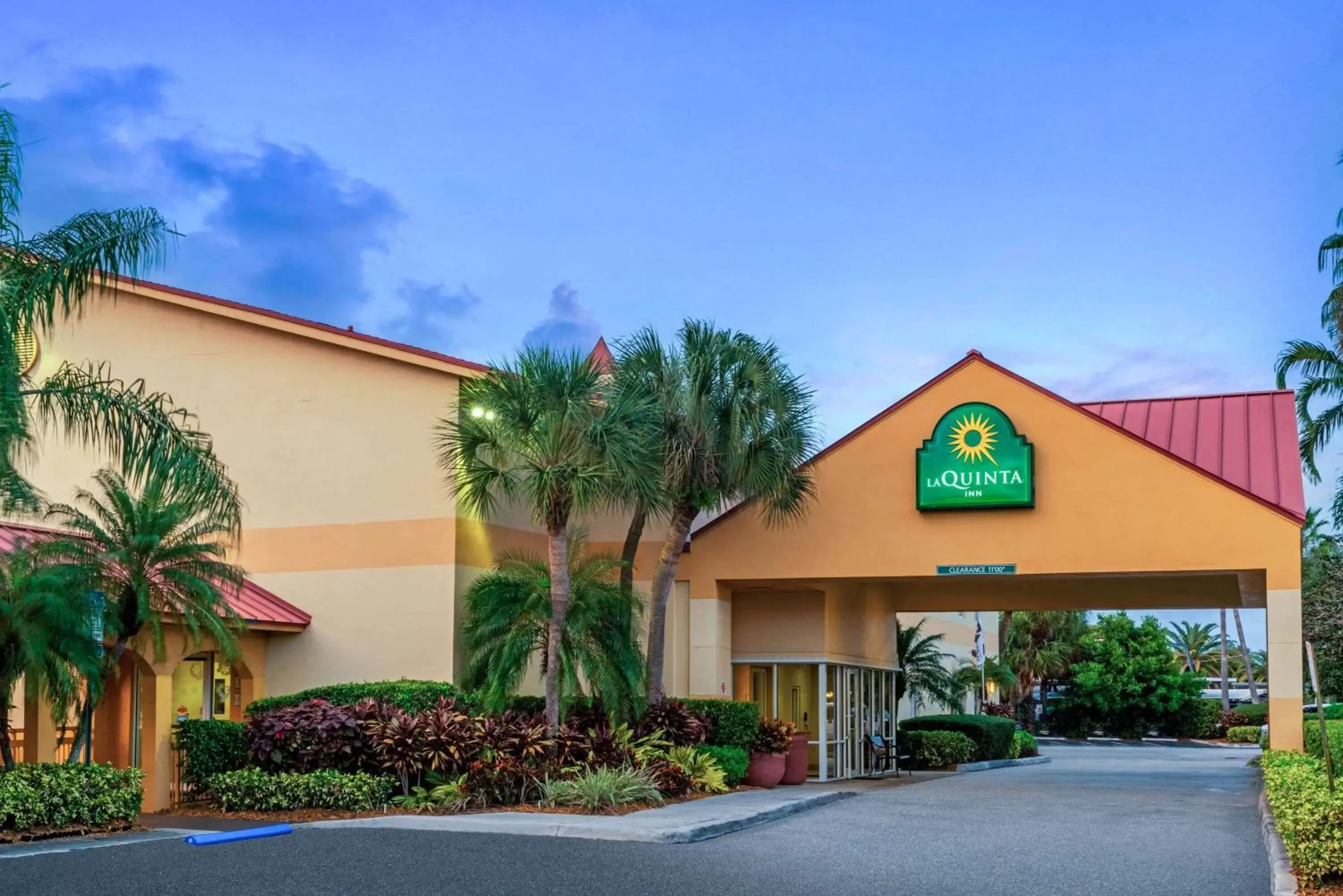 Property Building in La Quinta by Wyndham Fort Lauderdale Pompano Beach