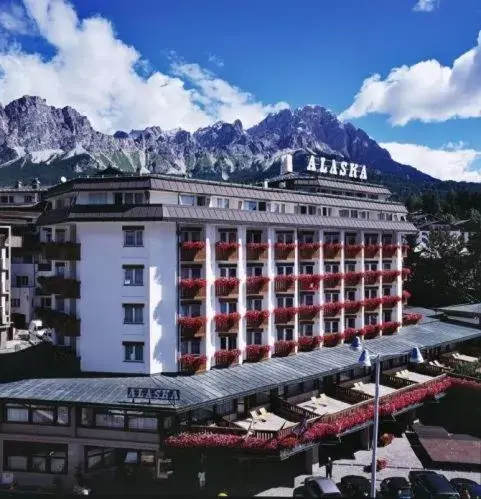 Facade/entrance, Winter in Hotel Alaska Cortina