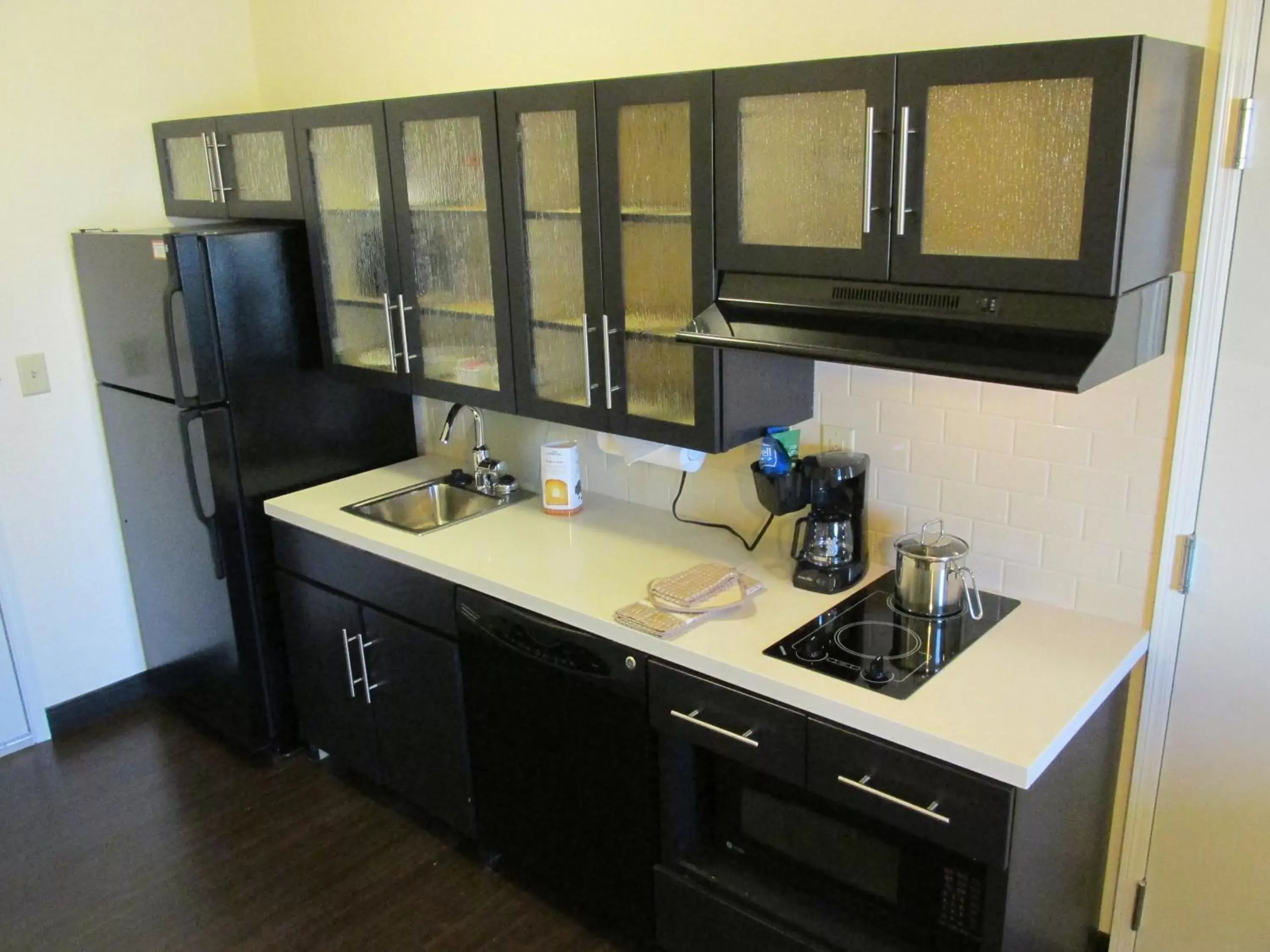 Photo of the whole room, Kitchen/Kitchenette in Candlewood Suites Greenville, an IHG Hotel