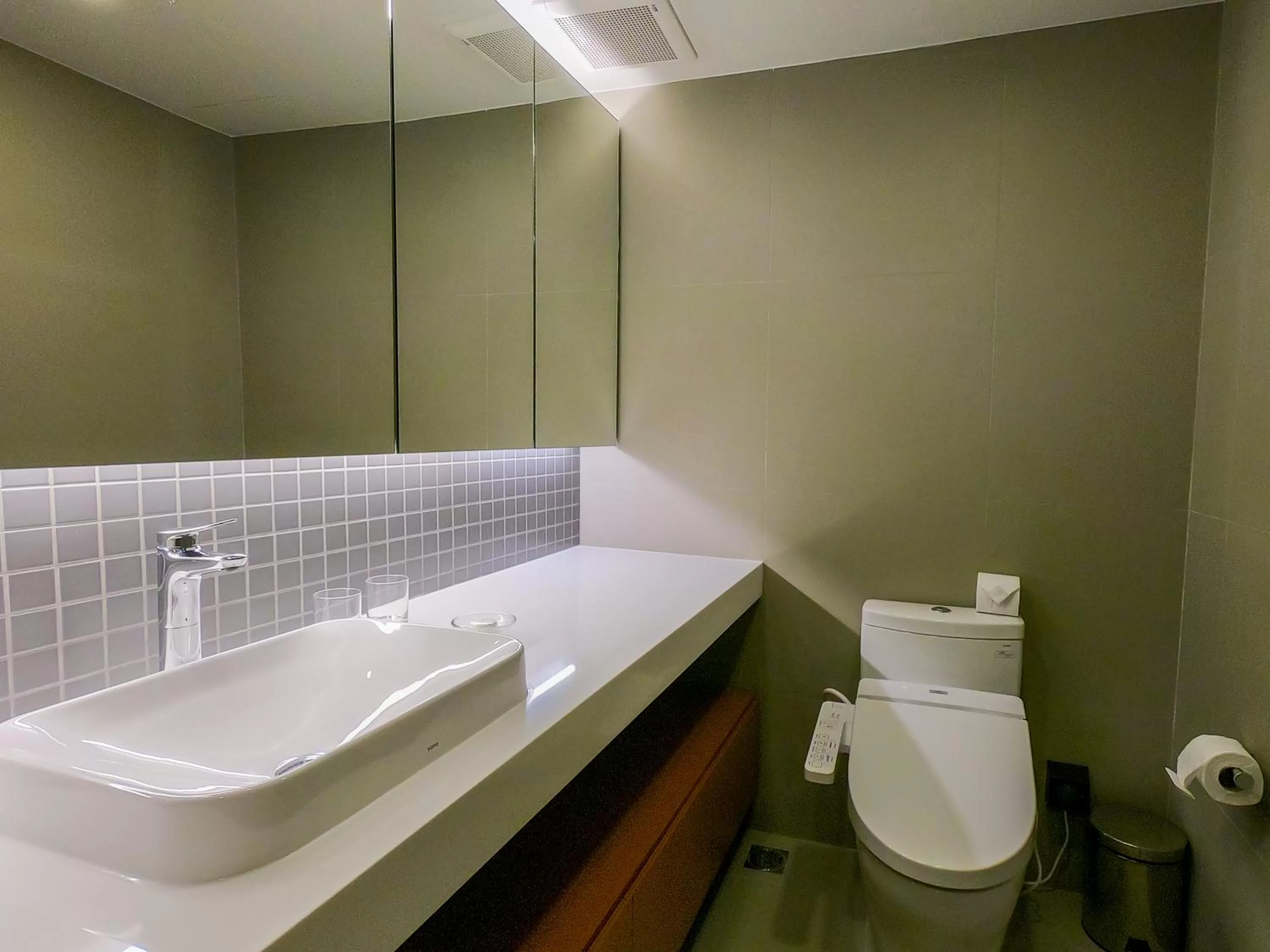 Toilet in Oakwood Residence Sukhumvit Thonglor Bangkok