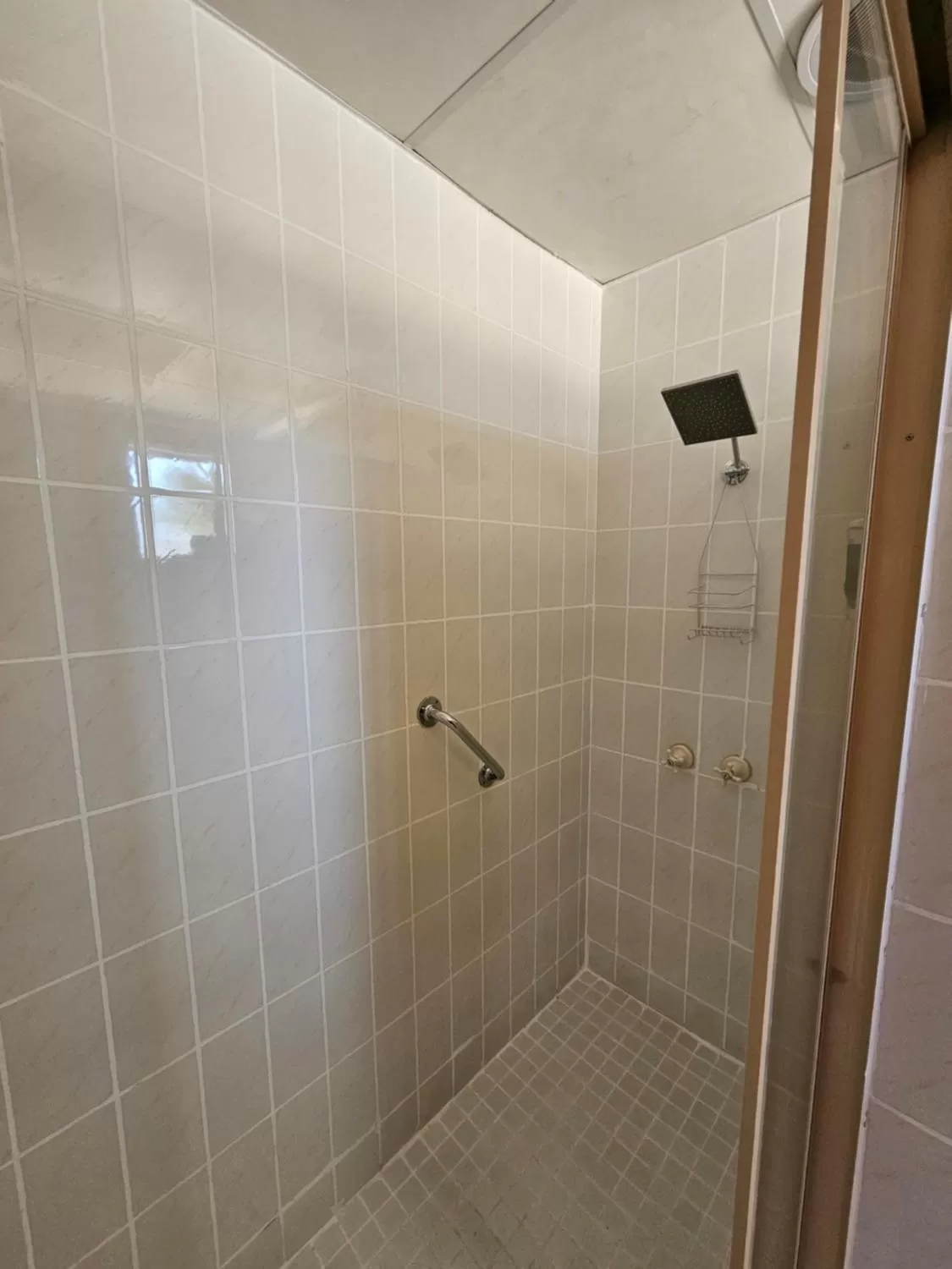 Shower in Courtyard Motor Inn