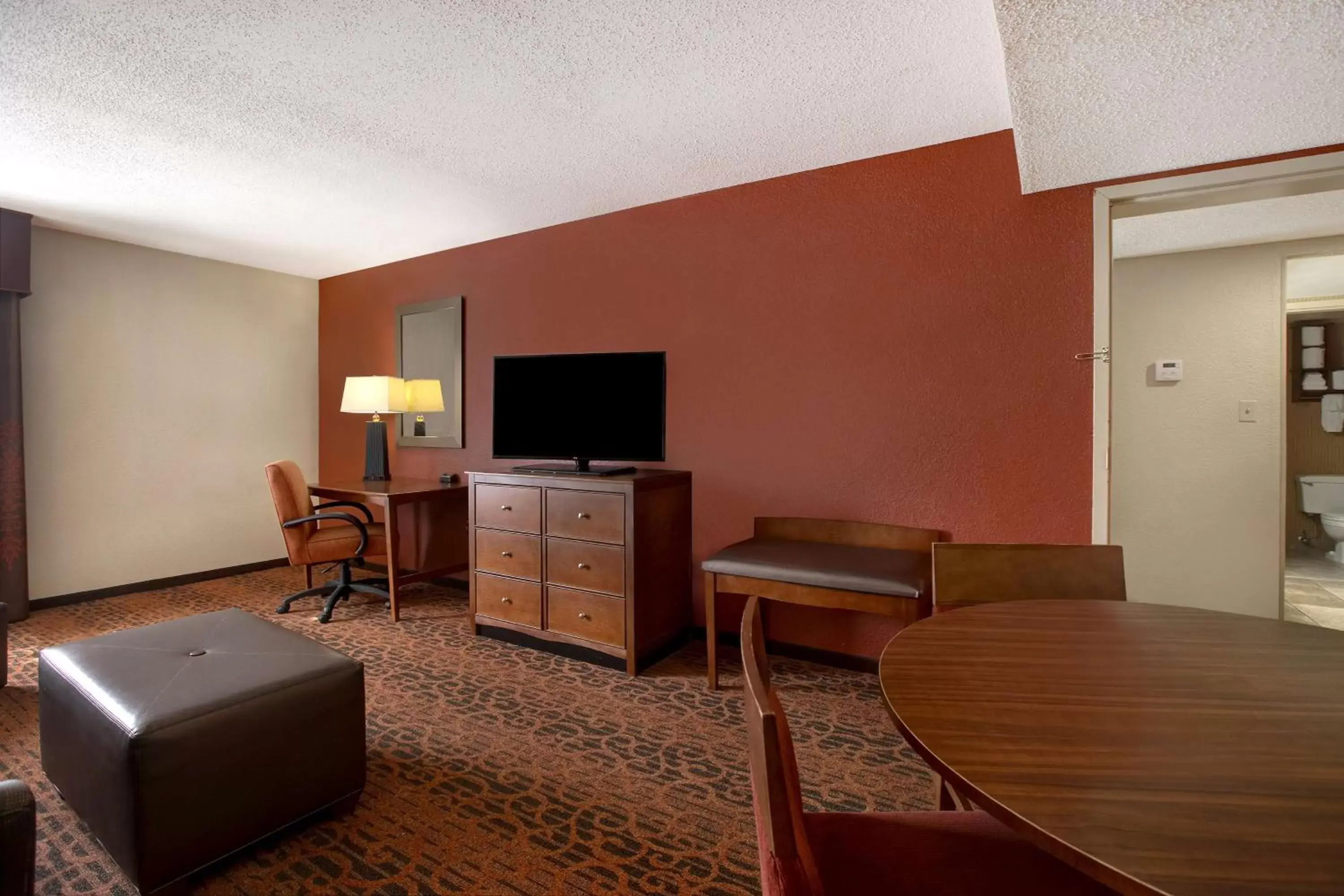 Bedroom, TV/Entertainment Center in Hampton Inn Fort Wayne-Southwest