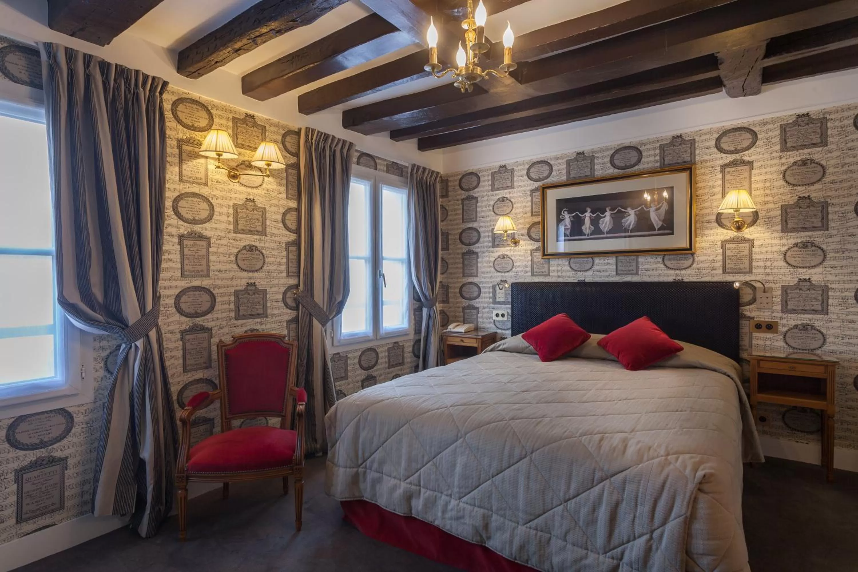 Photo of the whole room, Bed in Grand Hôtel de L'Univers Saint-Germain