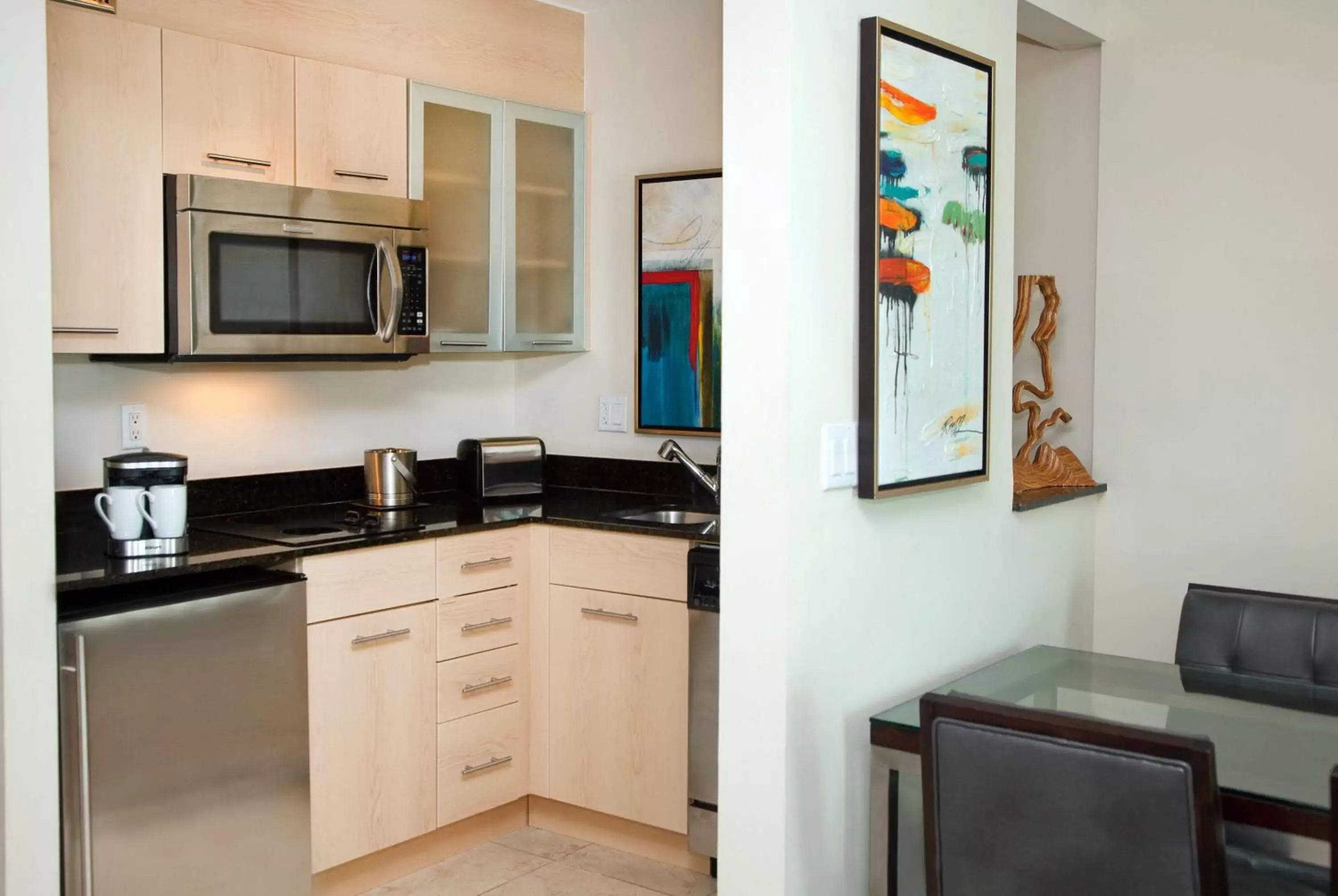 Kitchen or kitchenette, Kitchen/Kitchenette in GALLERYone - a DoubleTree Suites by Hilton Hotel