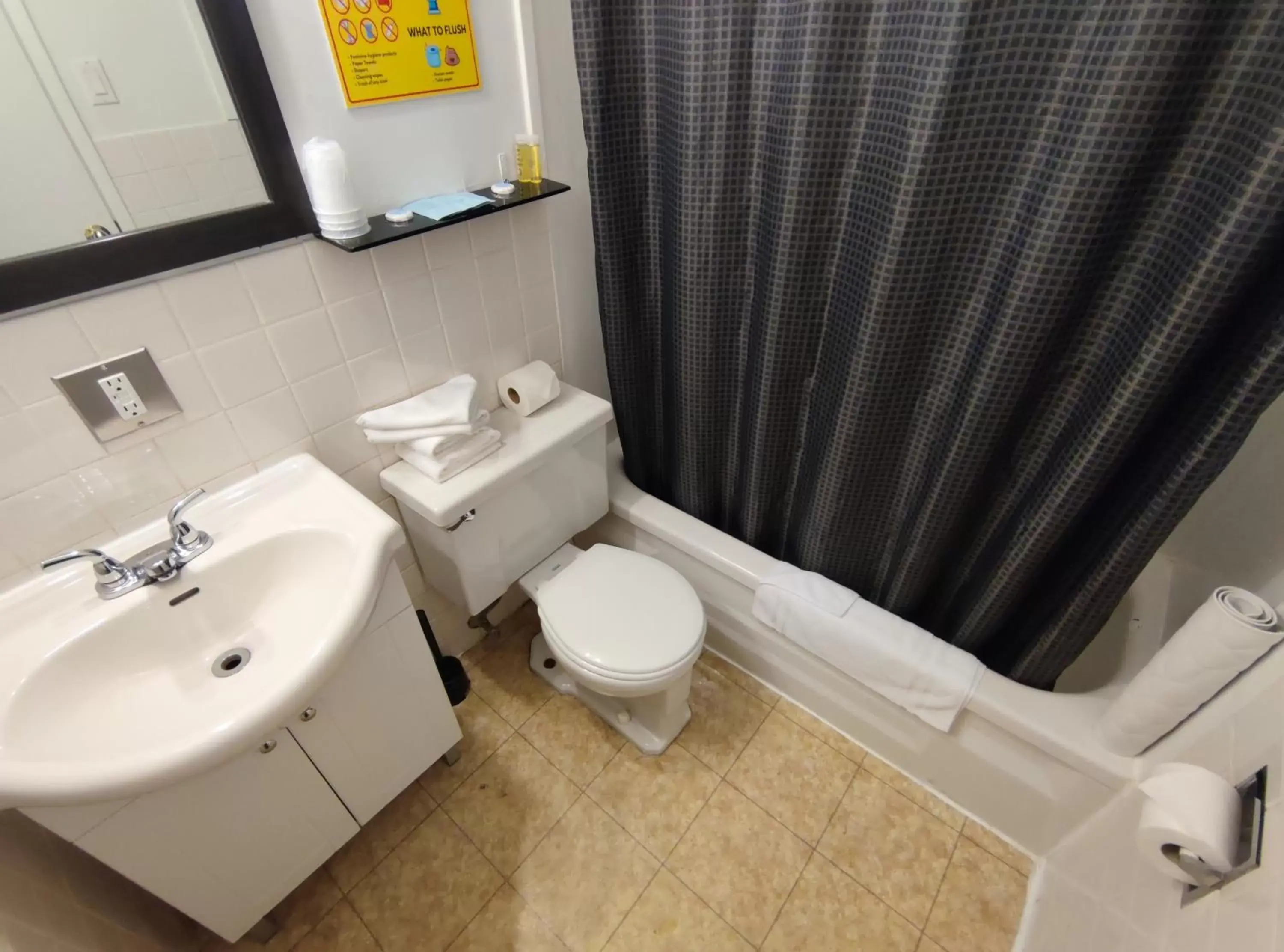 Standard Queen Room - single occupancy in Pemberton Hotel (Motel) Standard Queen Room - single occupancy in Pemberton Hotel (Motel)