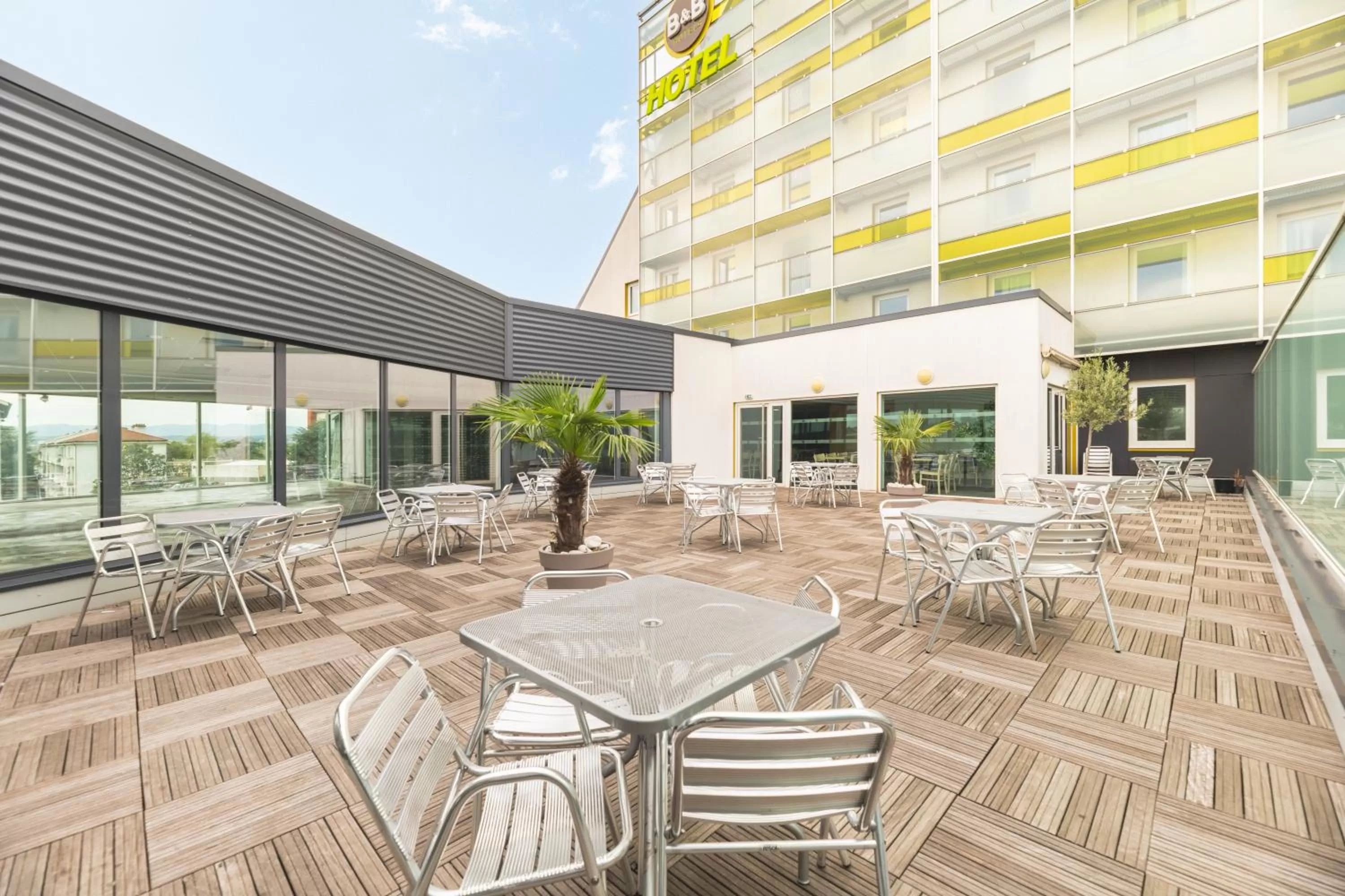 Patio in B&B HOTEL Lyon Sud États-Unis