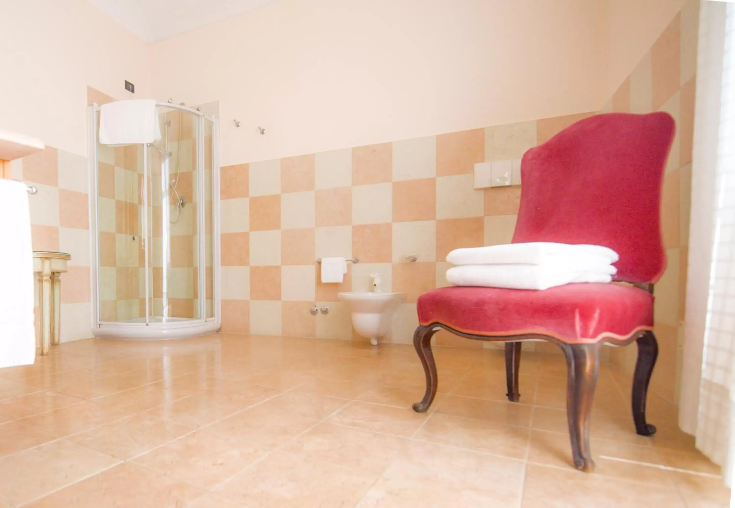 Shower, Seating Area in Castello Rosso