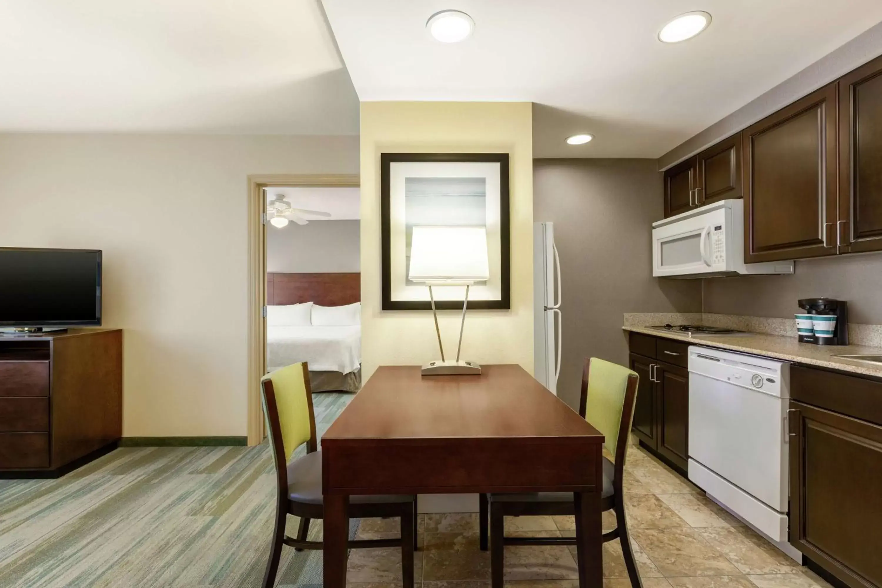 Bedroom, Kitchen/Kitchenette in Homewood Suites by Hilton Macon-North