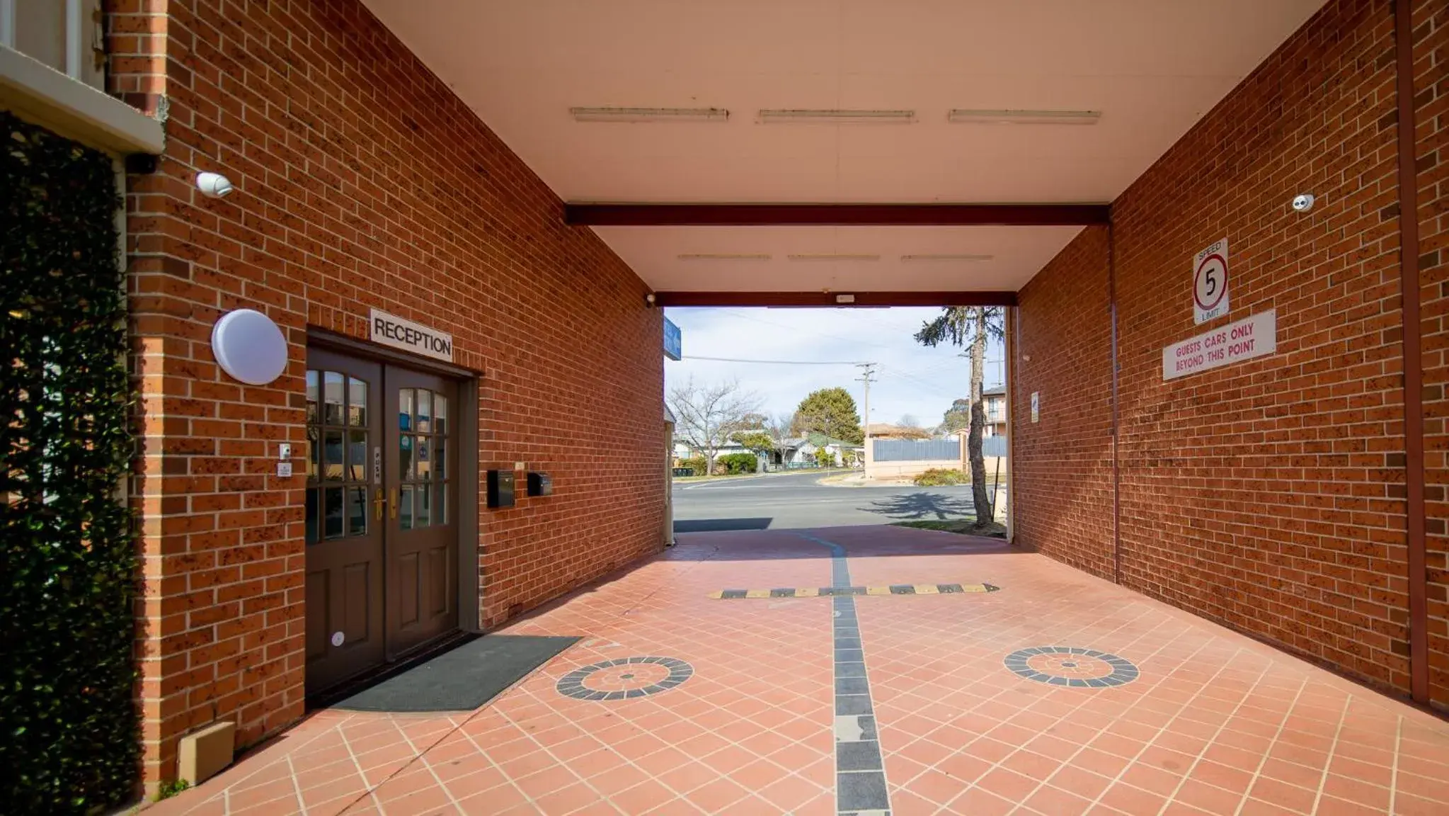 Facade/entrance in Hamilton's Queanbeyan Motel