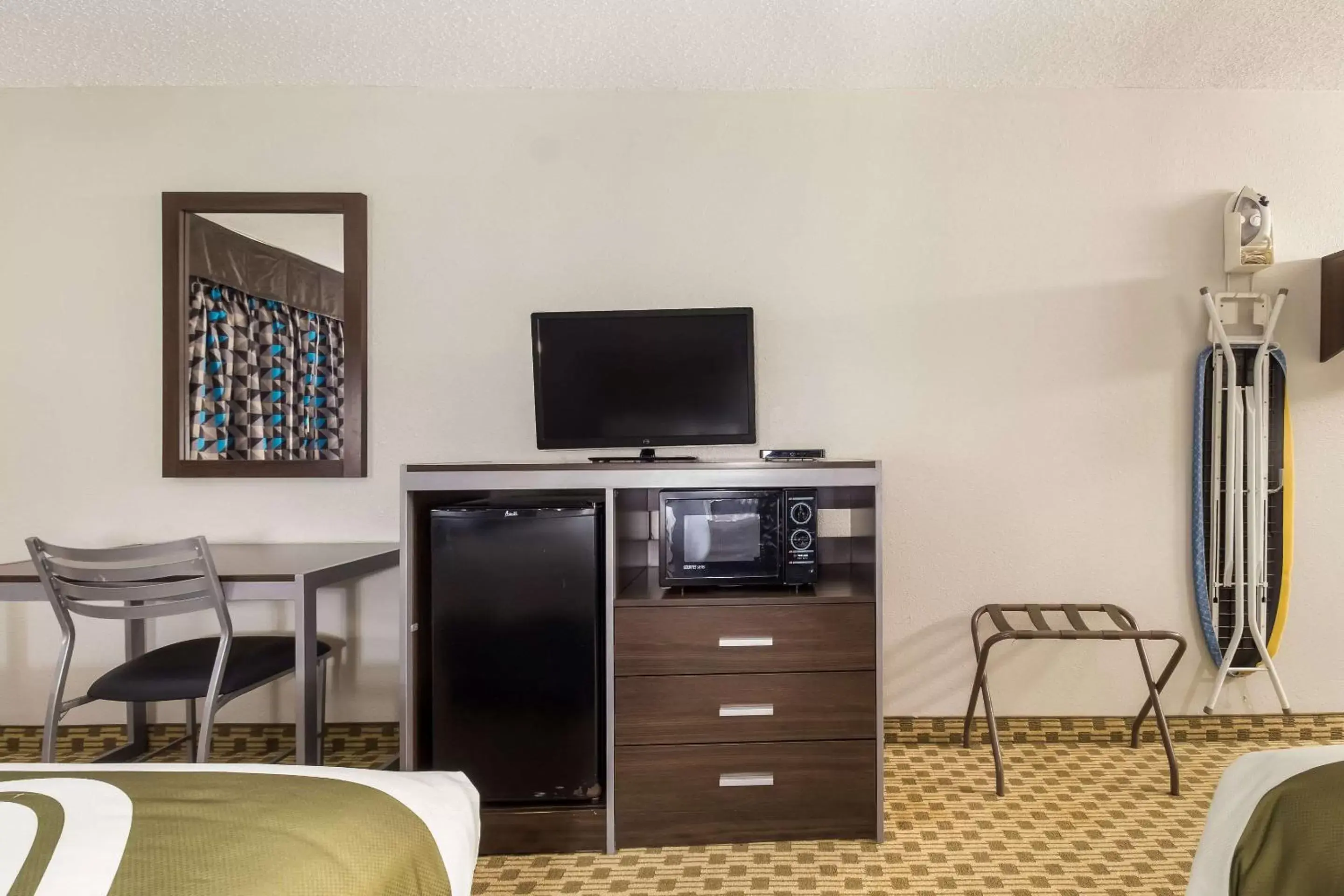 Bedroom, TV/Entertainment Center in Quality Inn