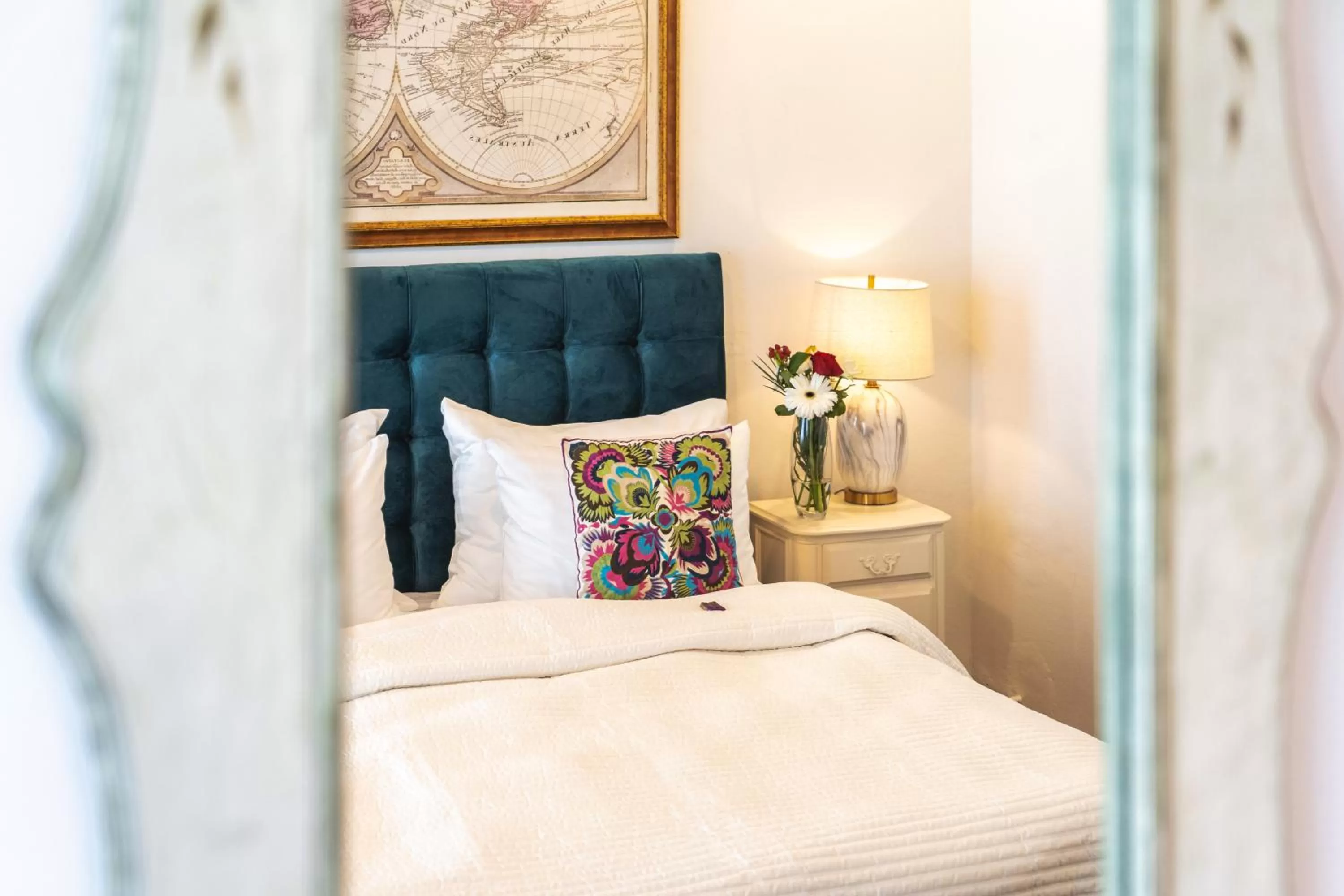 Bed in Nikolas Haus Premium Historic Center Stay & Free Parking