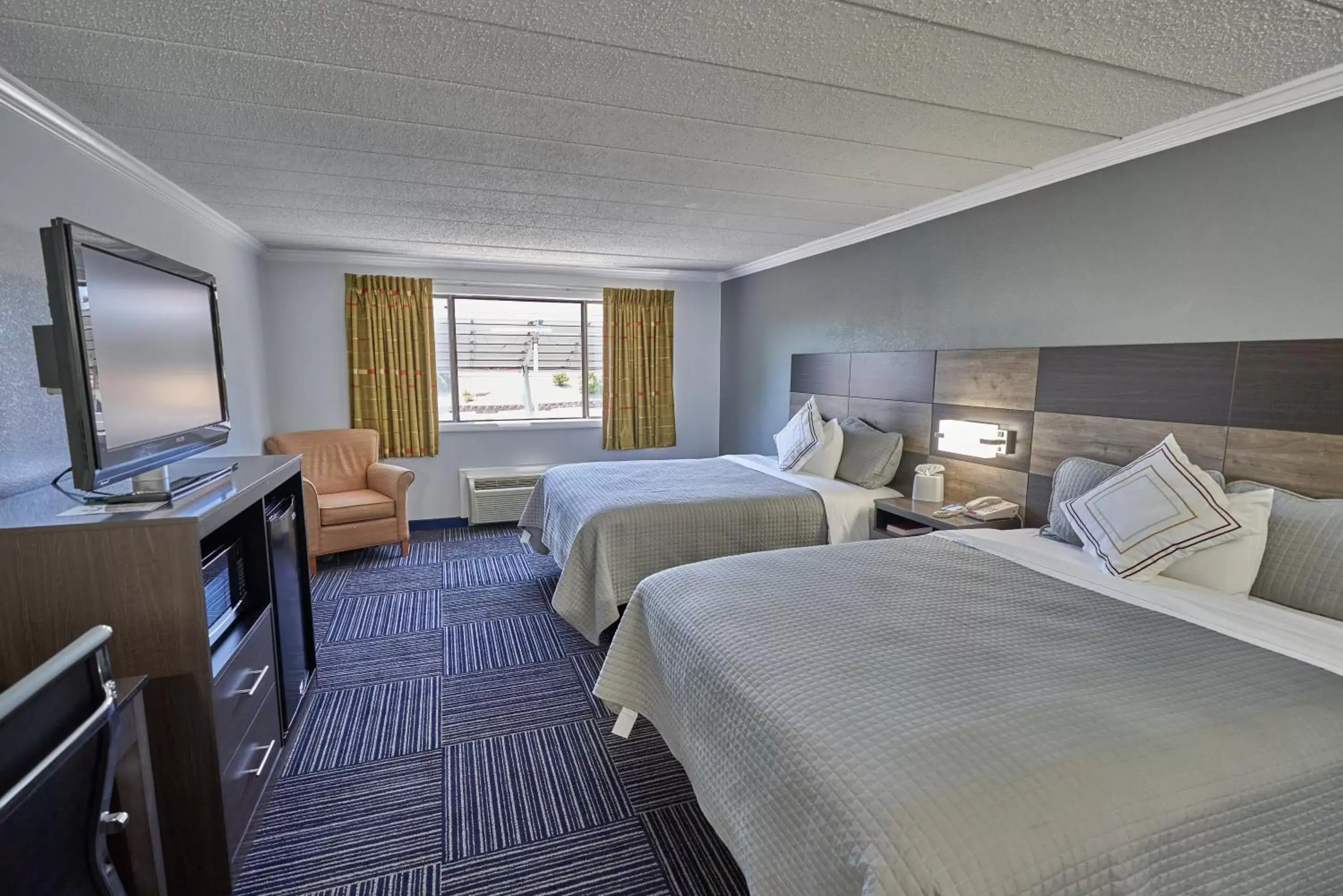 Photo of the whole room in The Admiralty Inn & Suites