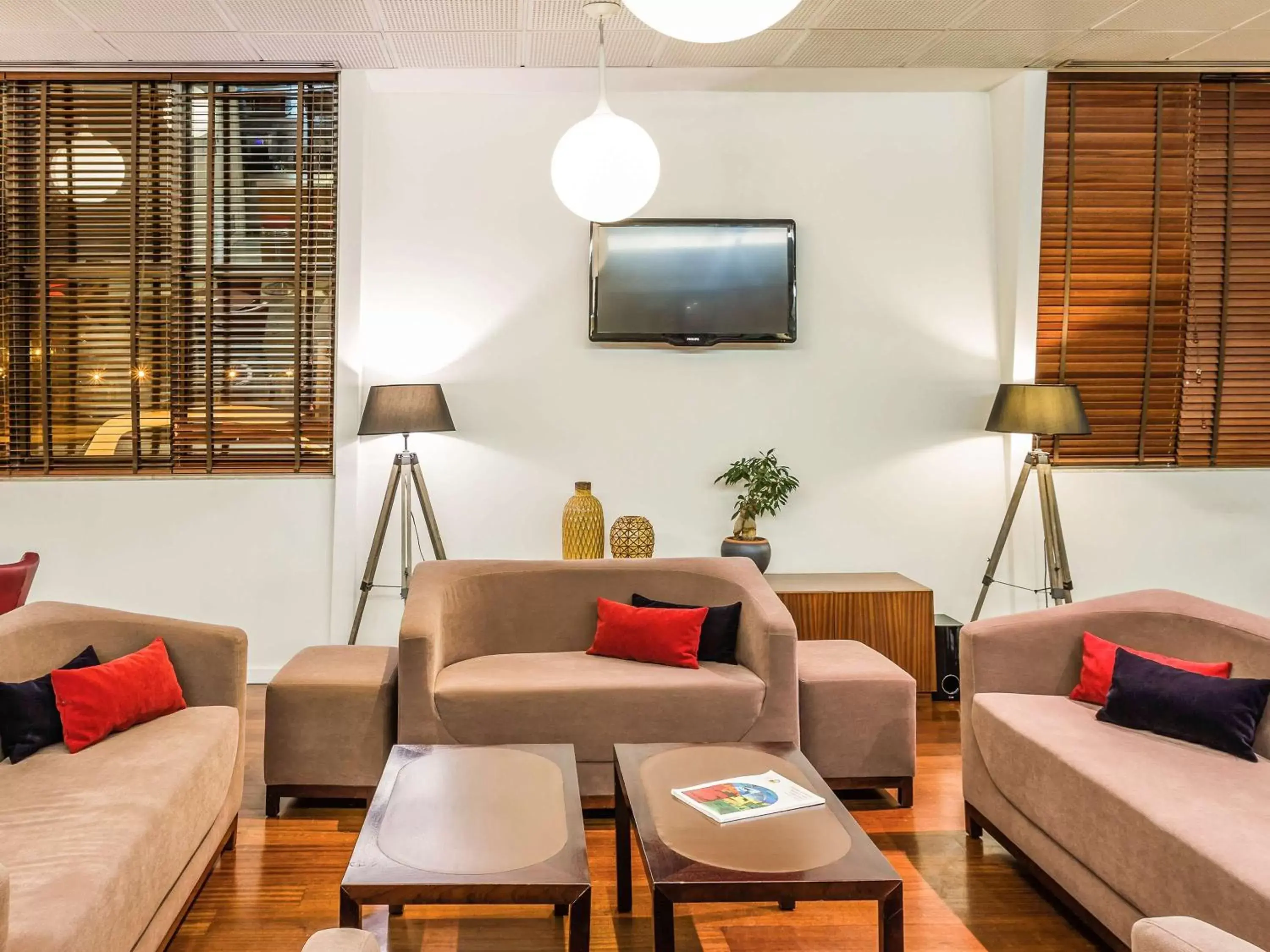 Lounge or bar, Seating Area in Hotel Ibis Coimbra Centro